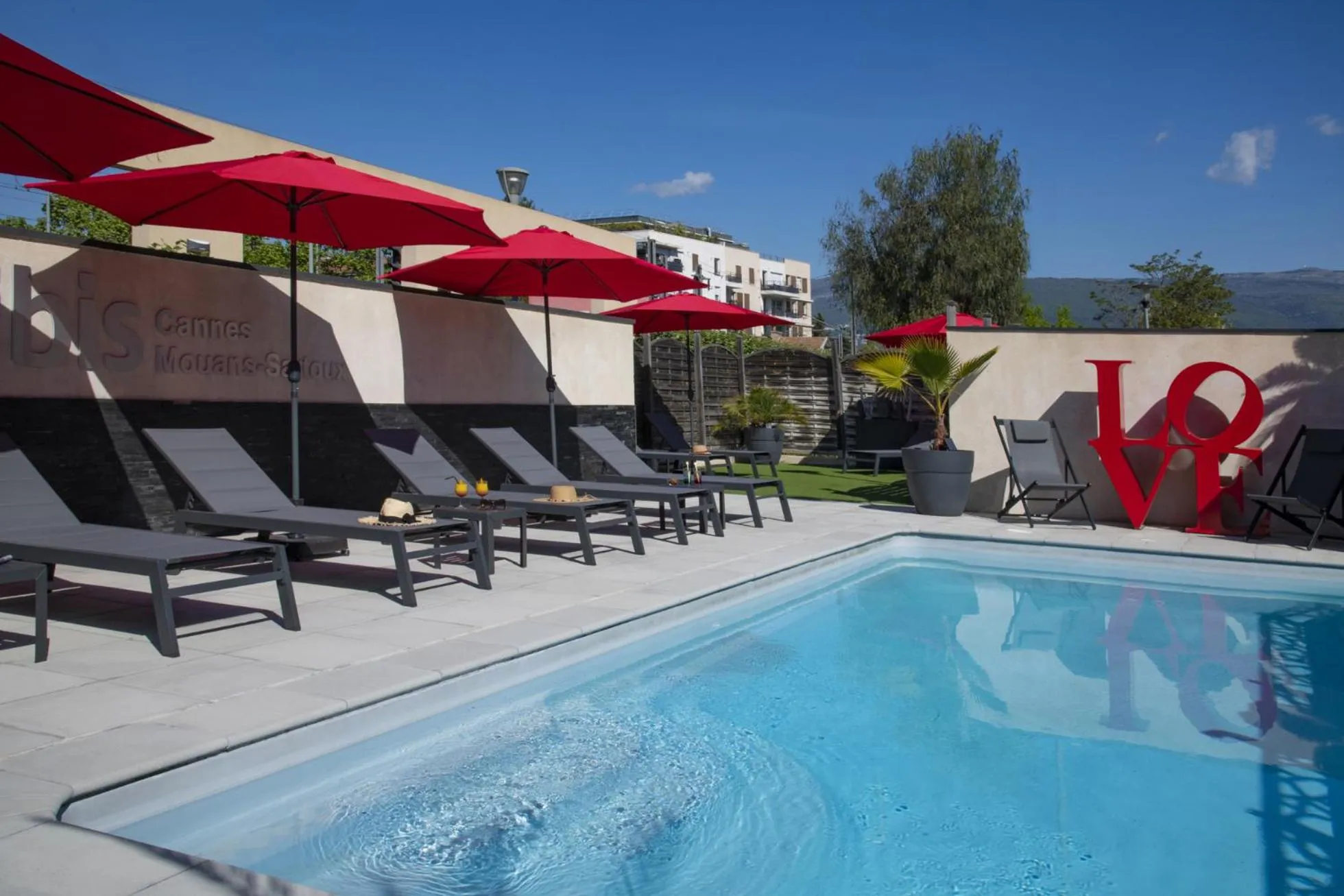 Pool view in IBIS Cannes Mouans Sartoux Piscine parking gratuit