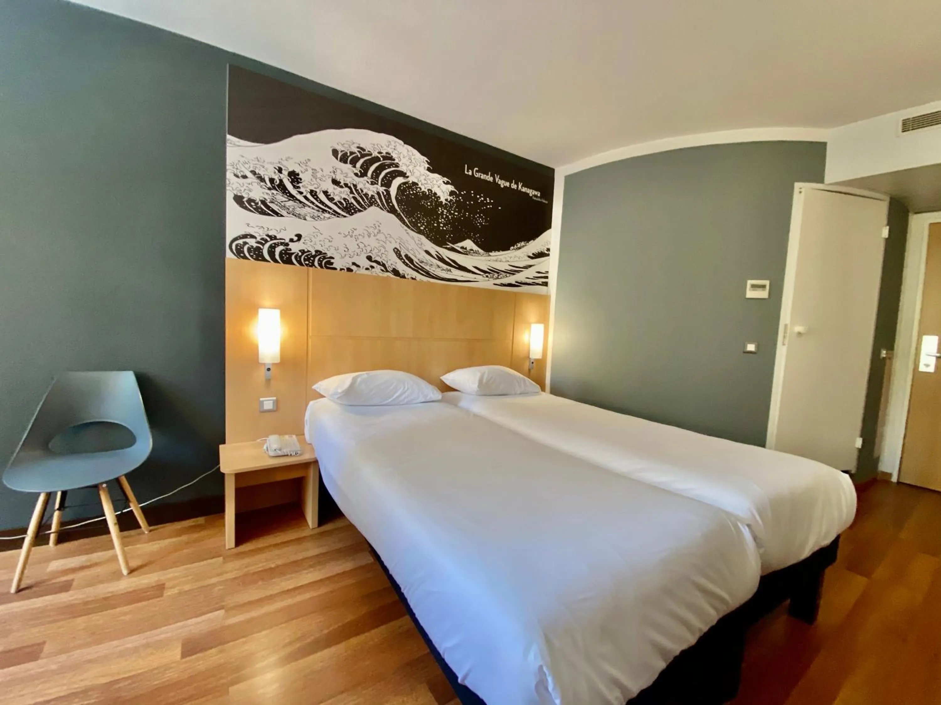 Photo of the whole room, Bed in IBIS Cannes Mouans Sartoux Piscine parking gratuit