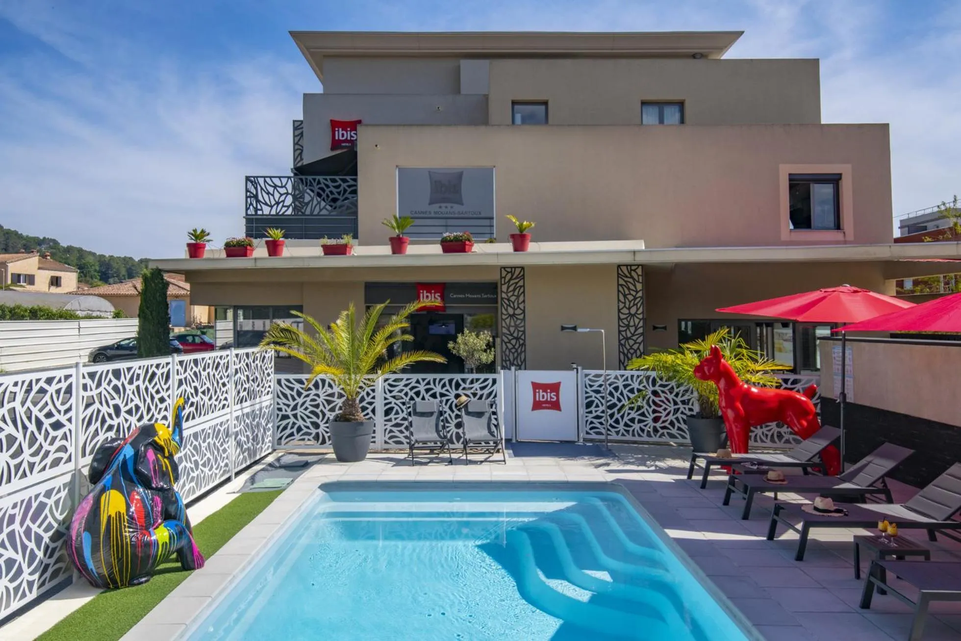 Property building in IBIS Cannes Mouans Sartoux Piscine parking gratuit
