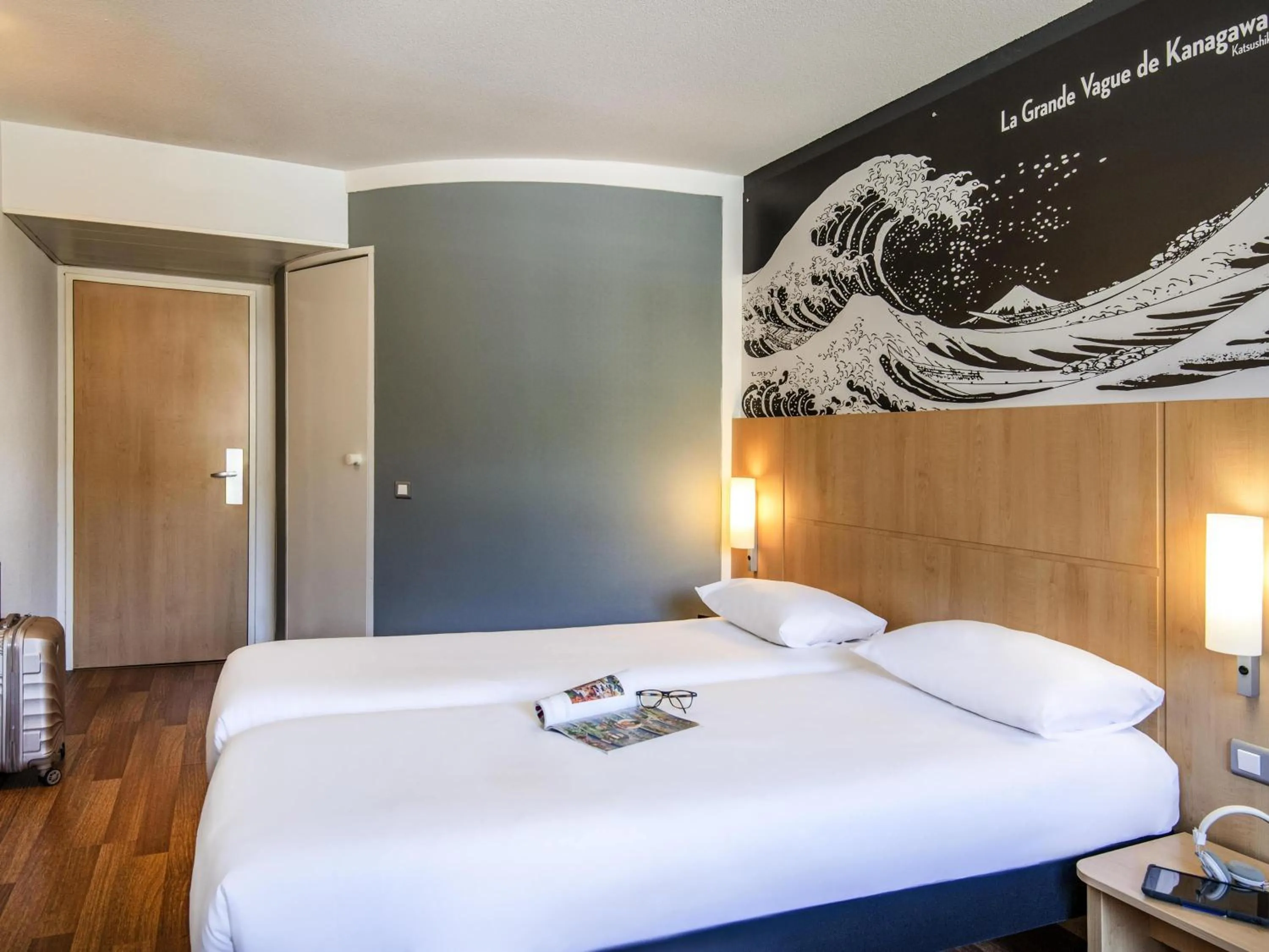 Bedroom, Bed in IBIS Cannes Mouans Sartoux Piscine parking gratuit