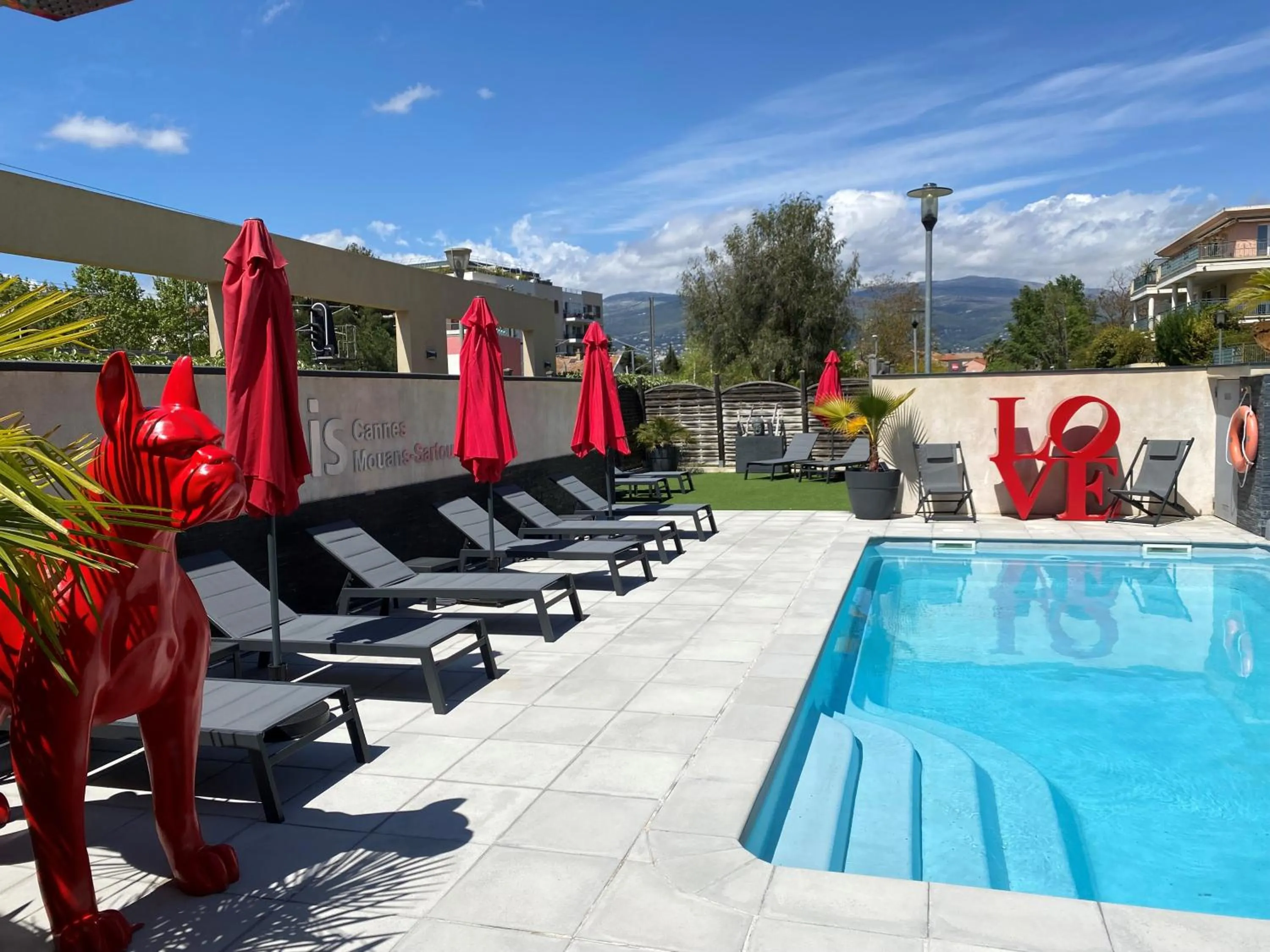 Swimming pool in IBIS Cannes Mouans Sartoux Piscine parking gratuit