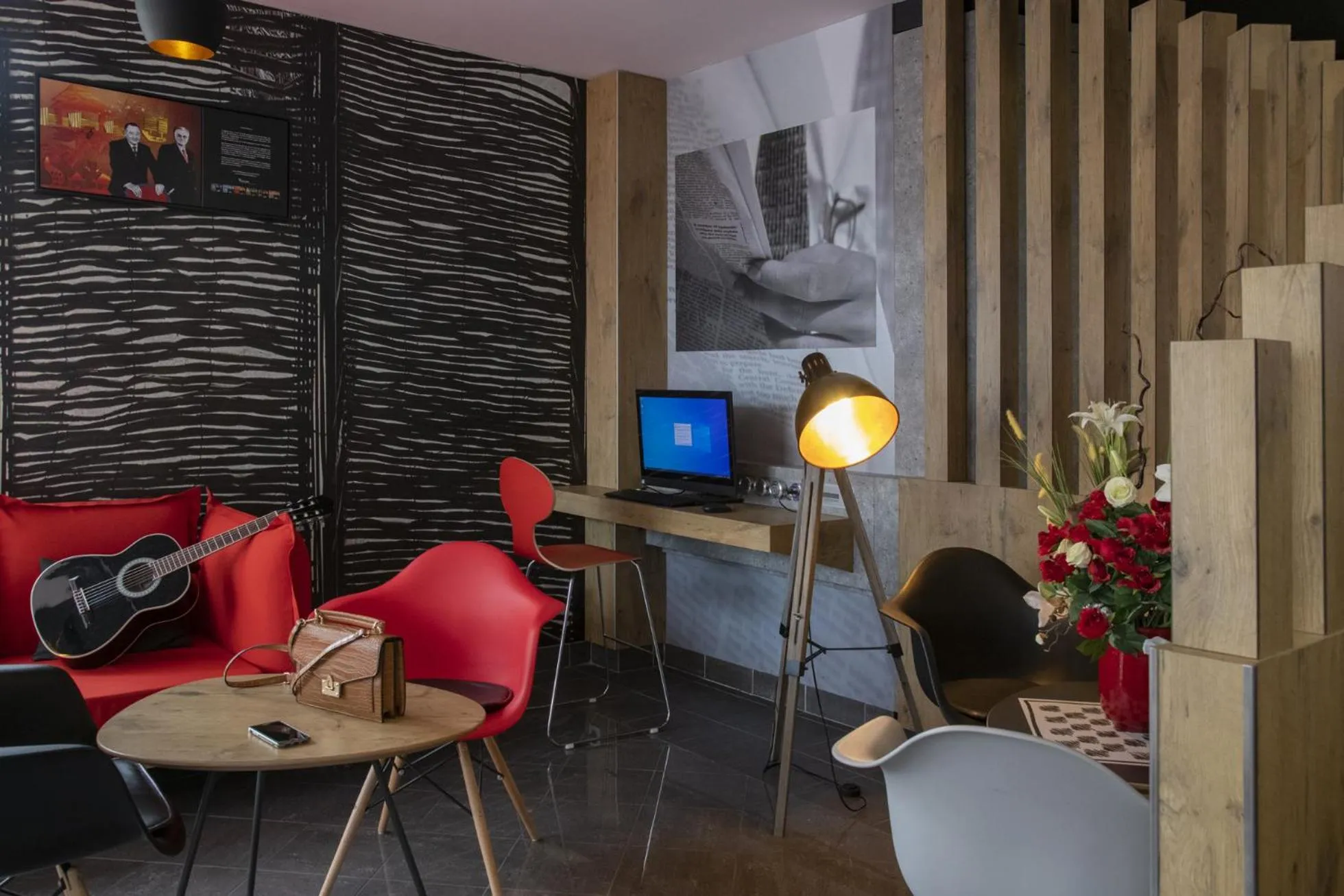 Communal lounge/ TV room in IBIS Cannes Mouans Sartoux Piscine parking gratuit