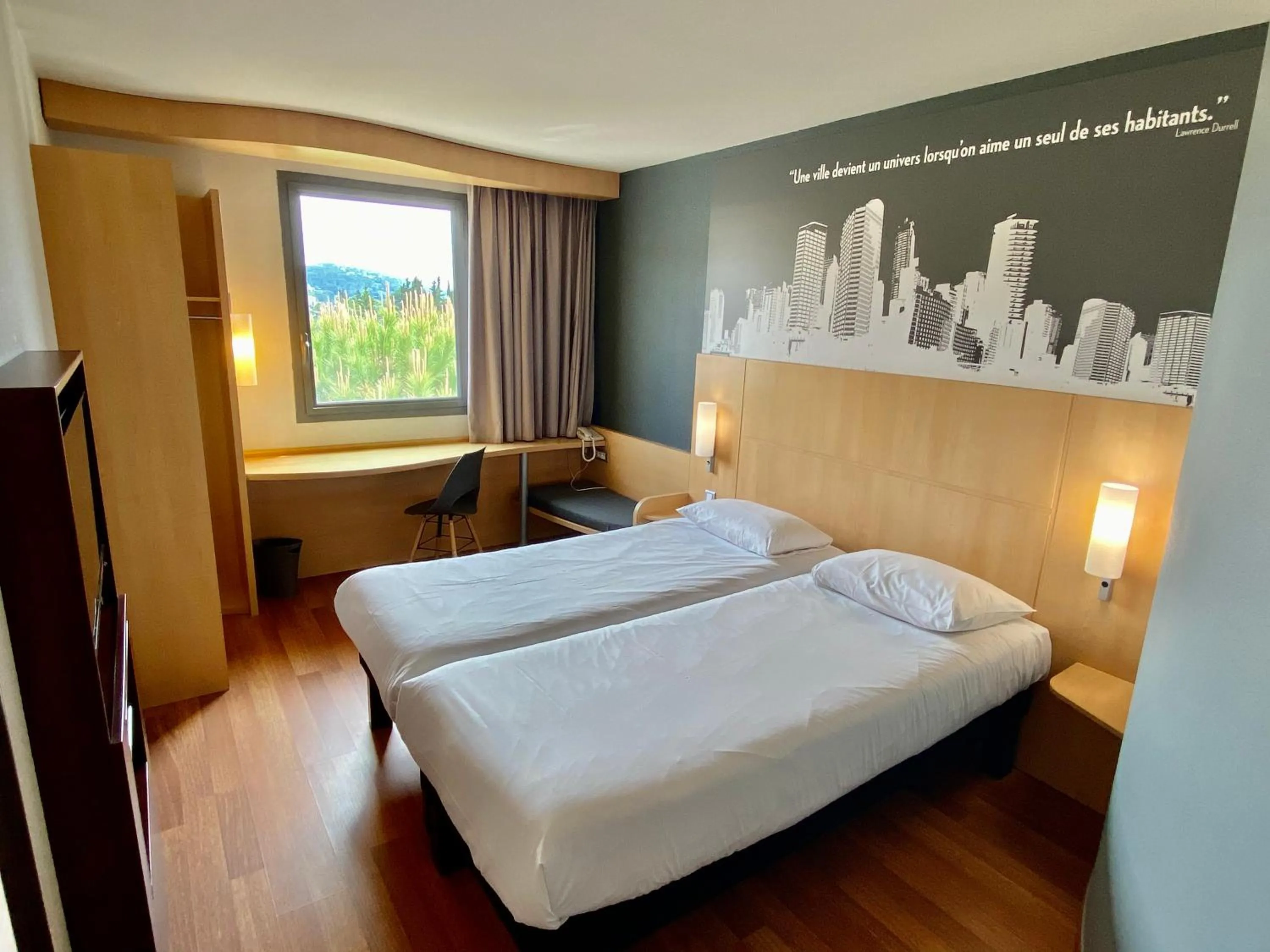 Photo of the whole room, Bed in IBIS Cannes Mouans Sartoux Piscine parking gratuit