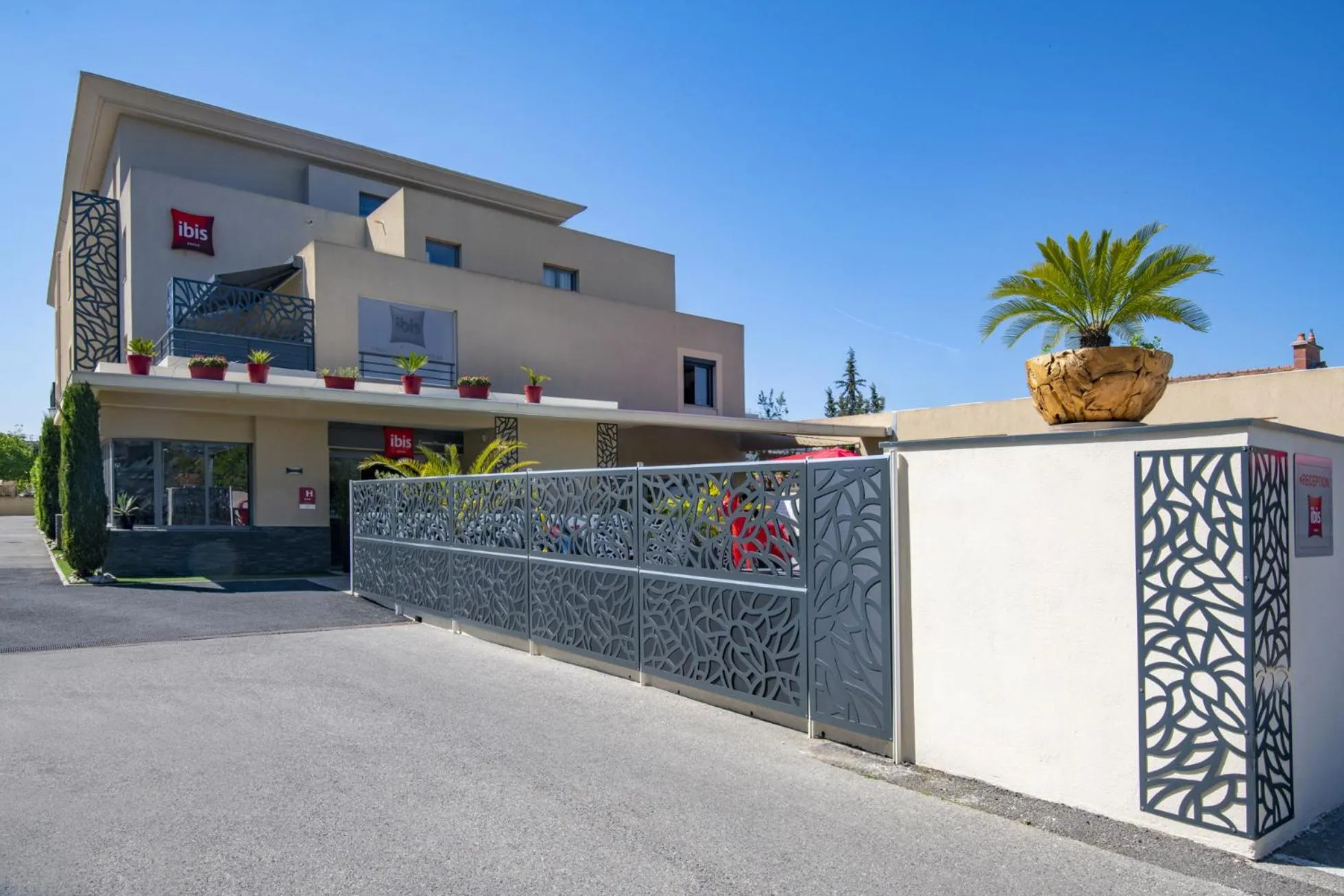 Property building in IBIS Cannes Mouans Sartoux Piscine parking gratuit