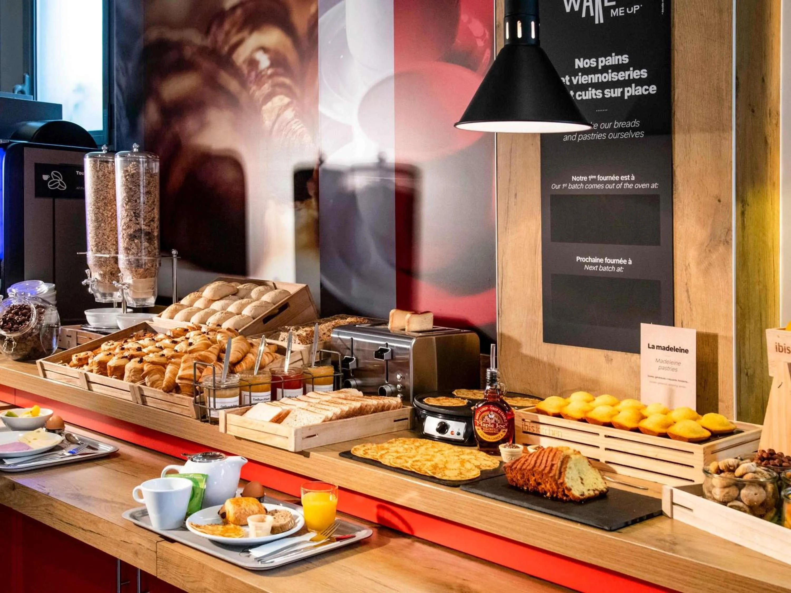 Breakfast in IBIS Cannes Mouans Sartoux Piscine parking gratuit