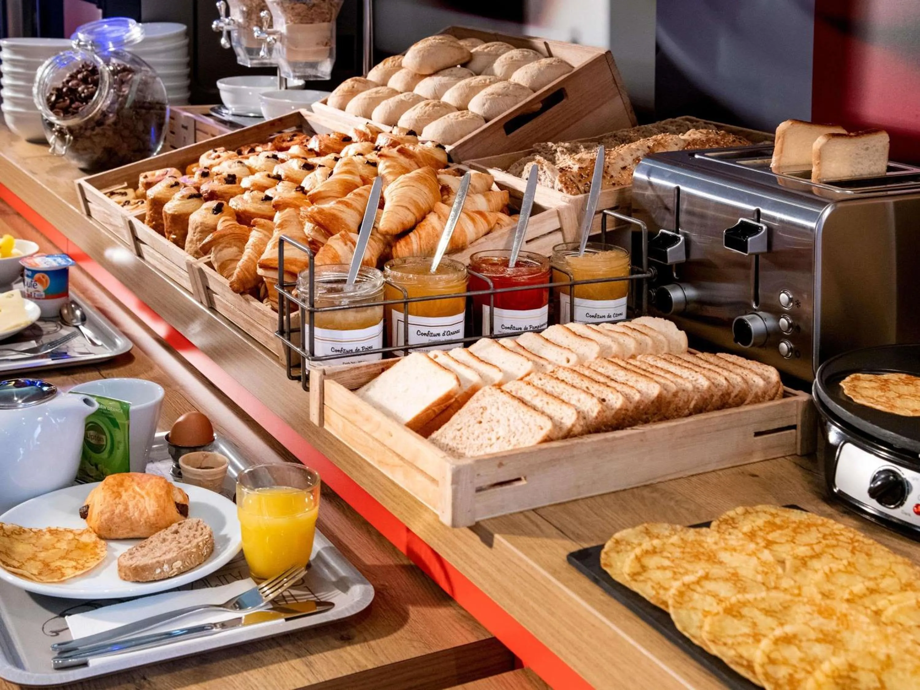Breakfast in IBIS Cannes Mouans Sartoux Piscine parking gratuit