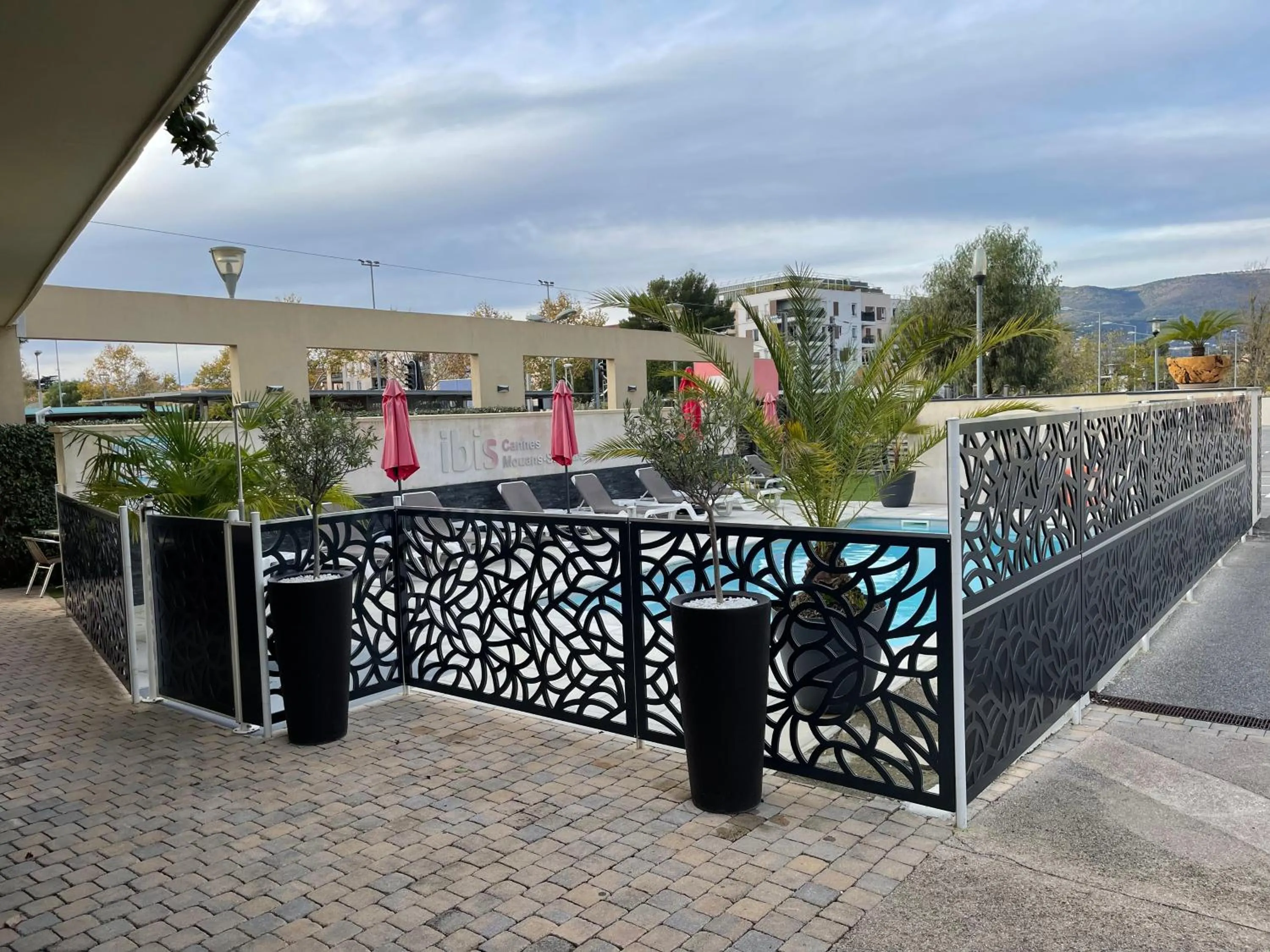 Pool view in IBIS Cannes Mouans Sartoux Piscine parking gratuit