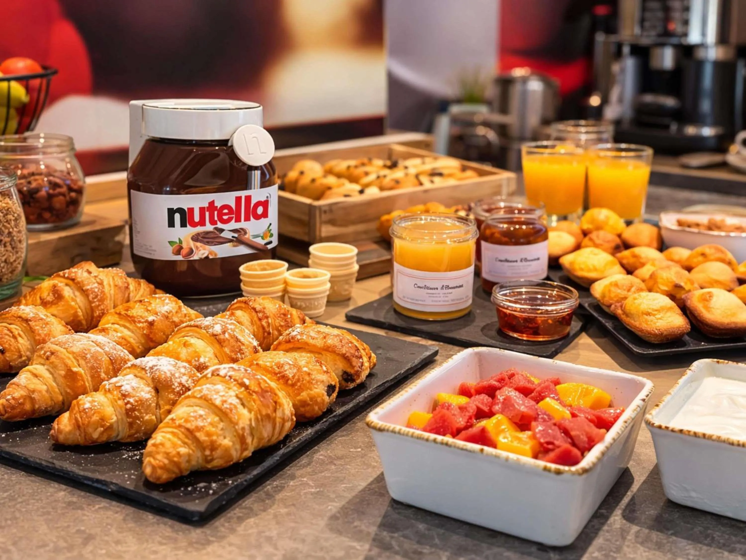 Breakfast in IBIS Cannes Mouans Sartoux Piscine parking gratuit