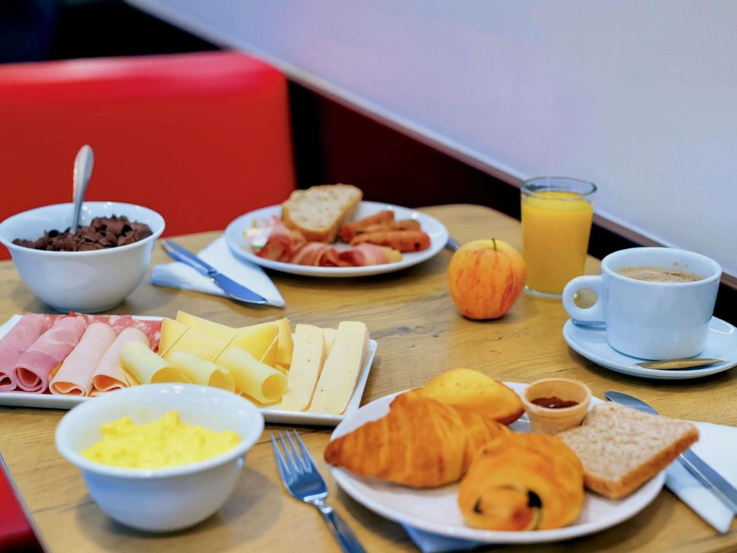 Breakfast in IBIS Cannes Mouans Sartoux Piscine parking gratuit