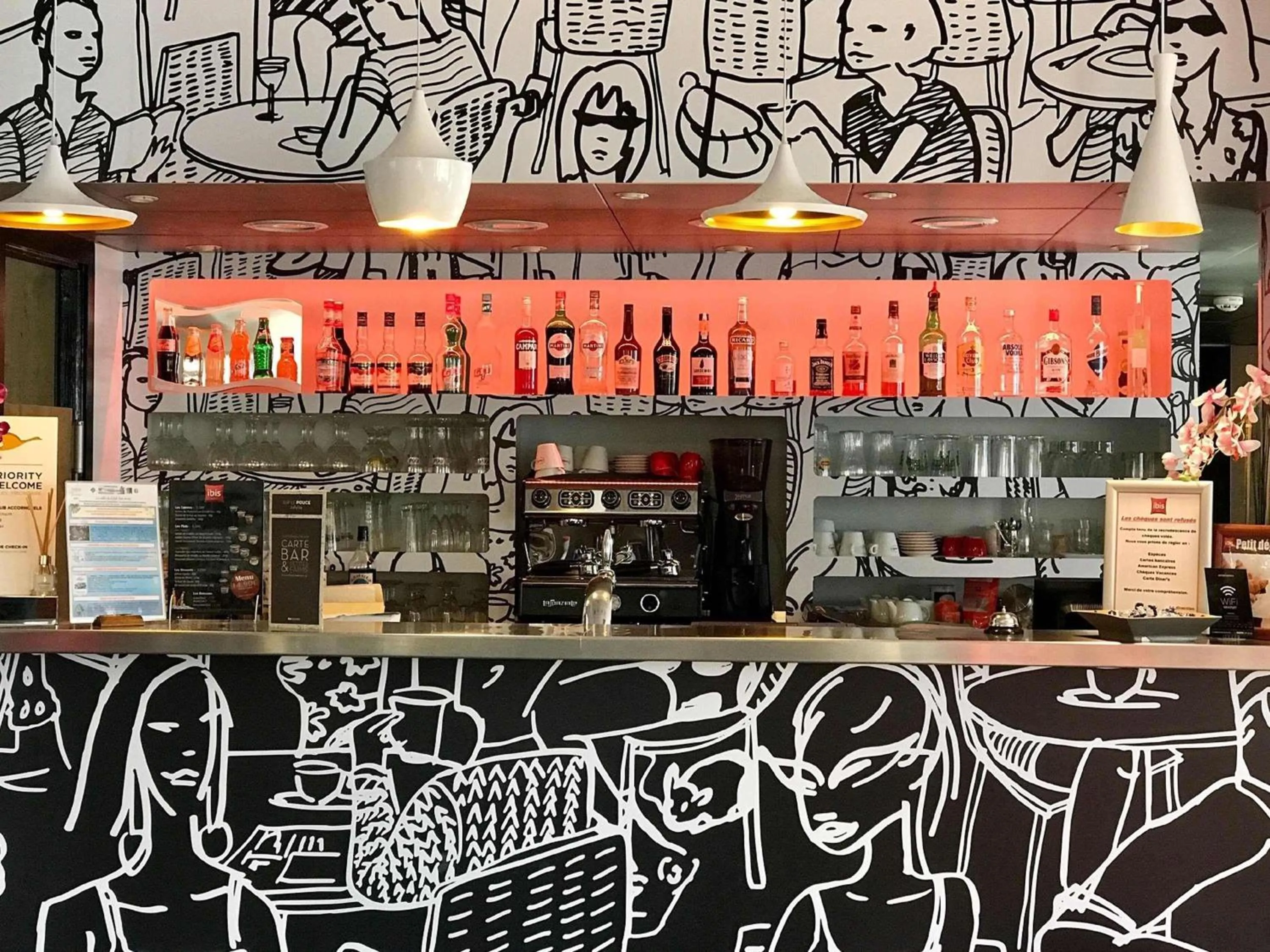 Lounge or bar in IBIS Cannes Mouans Sartoux Piscine parking gratuit