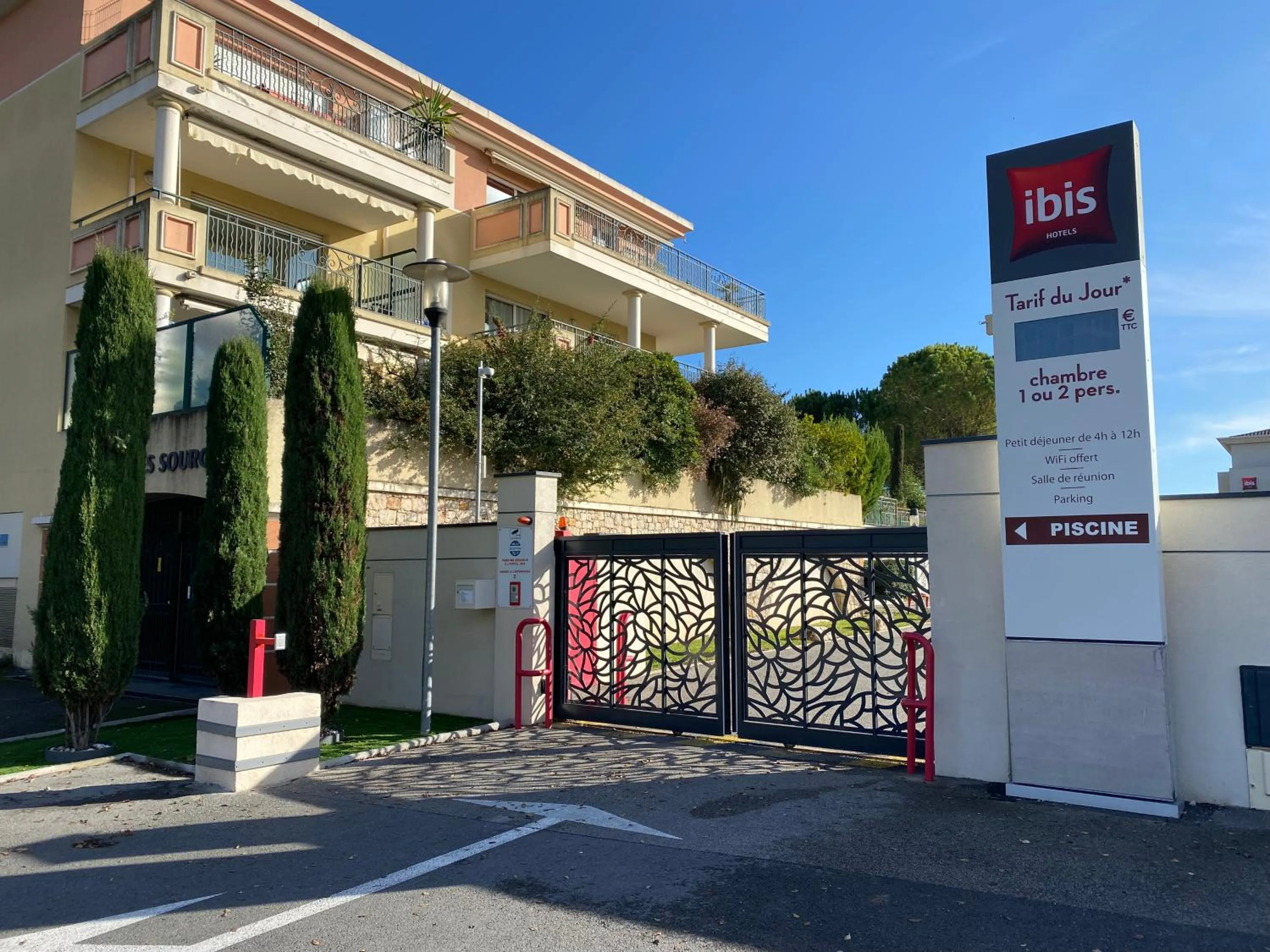 Facade/entrance in IBIS Cannes Mouans Sartoux Piscine parking gratuit