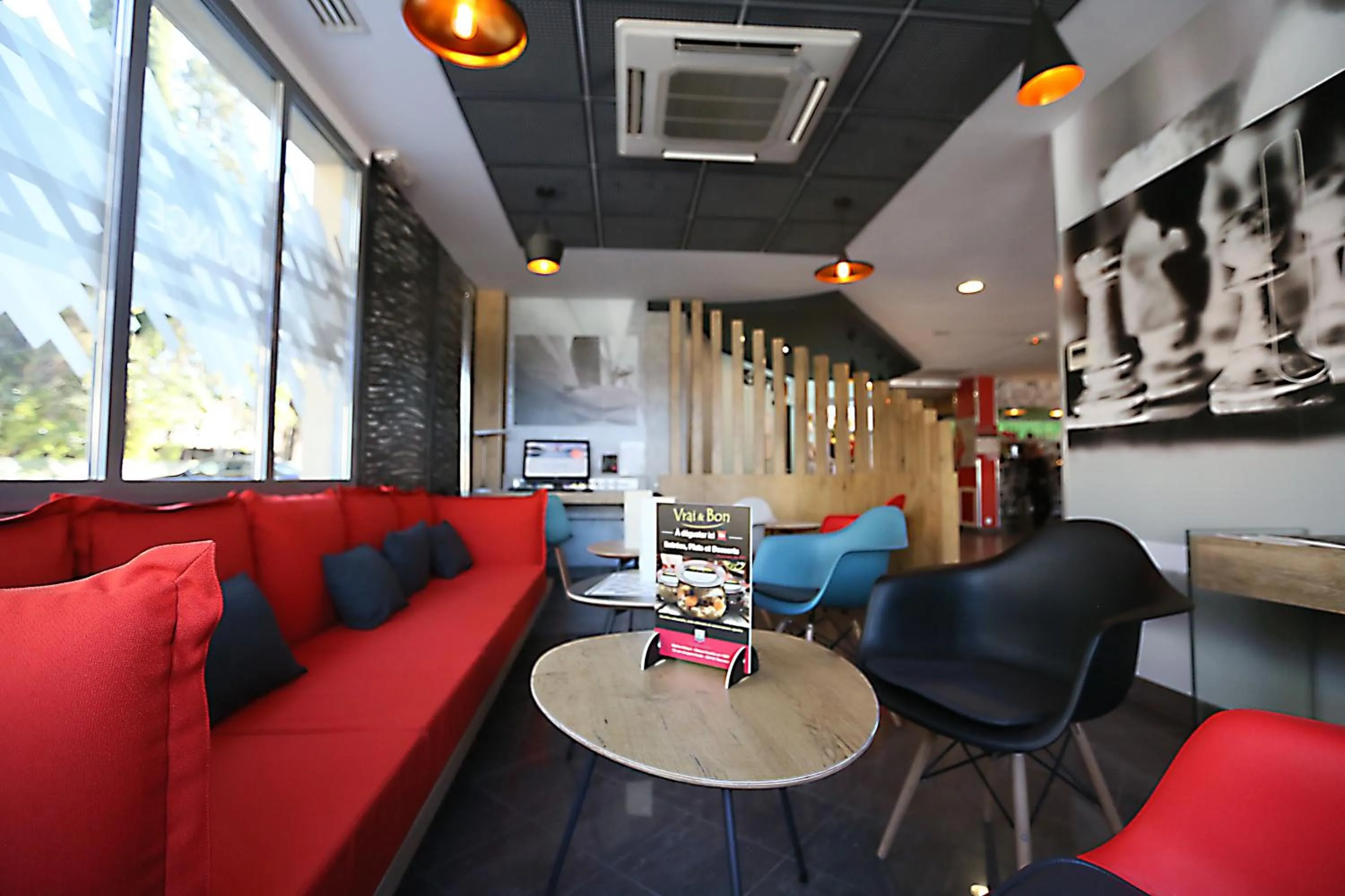 Communal lounge/ TV room in IBIS Cannes Mouans Sartoux Piscine parking gratuit