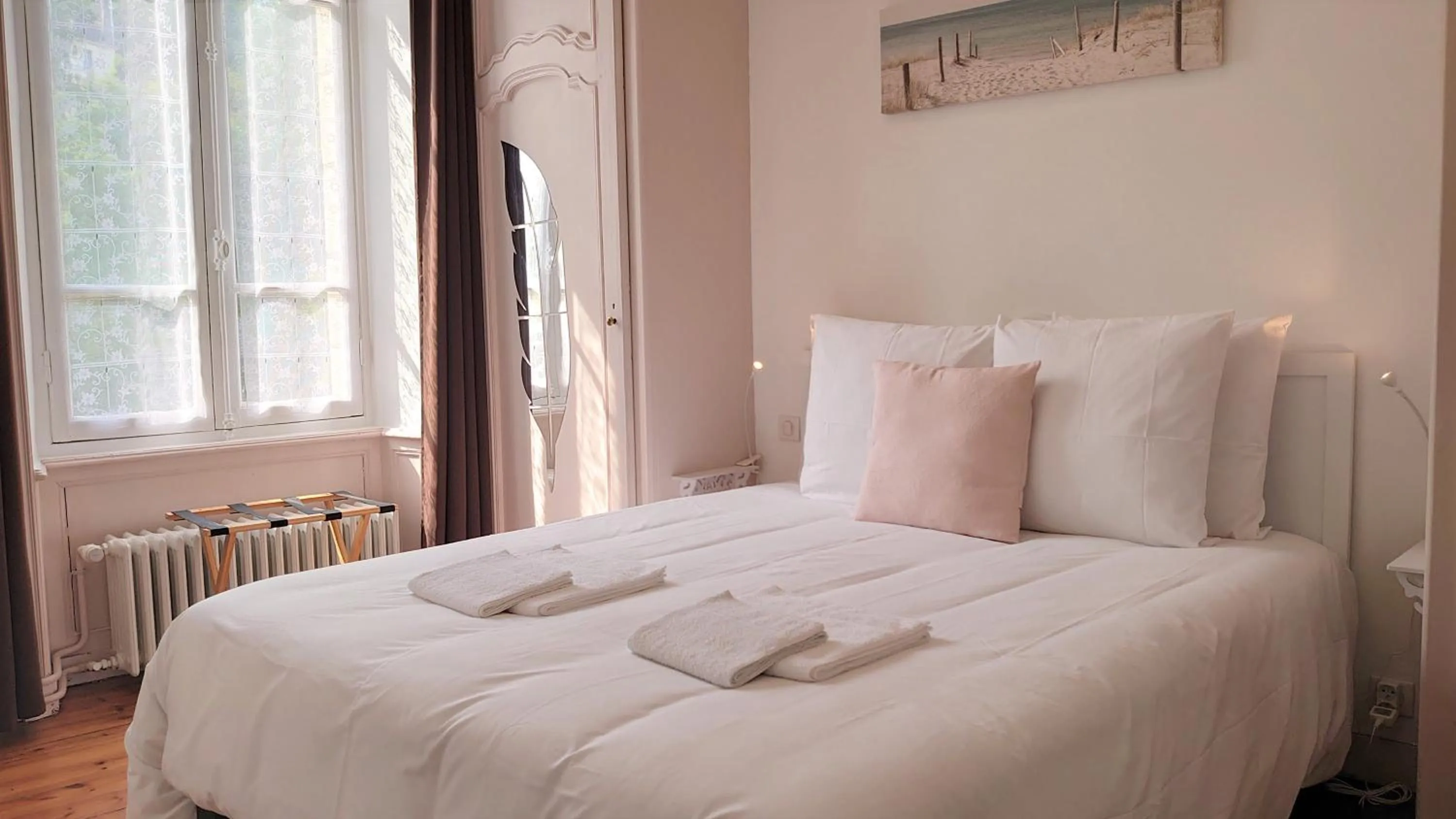 Bed in La Maison Serrurier - Chambres d’hôtes