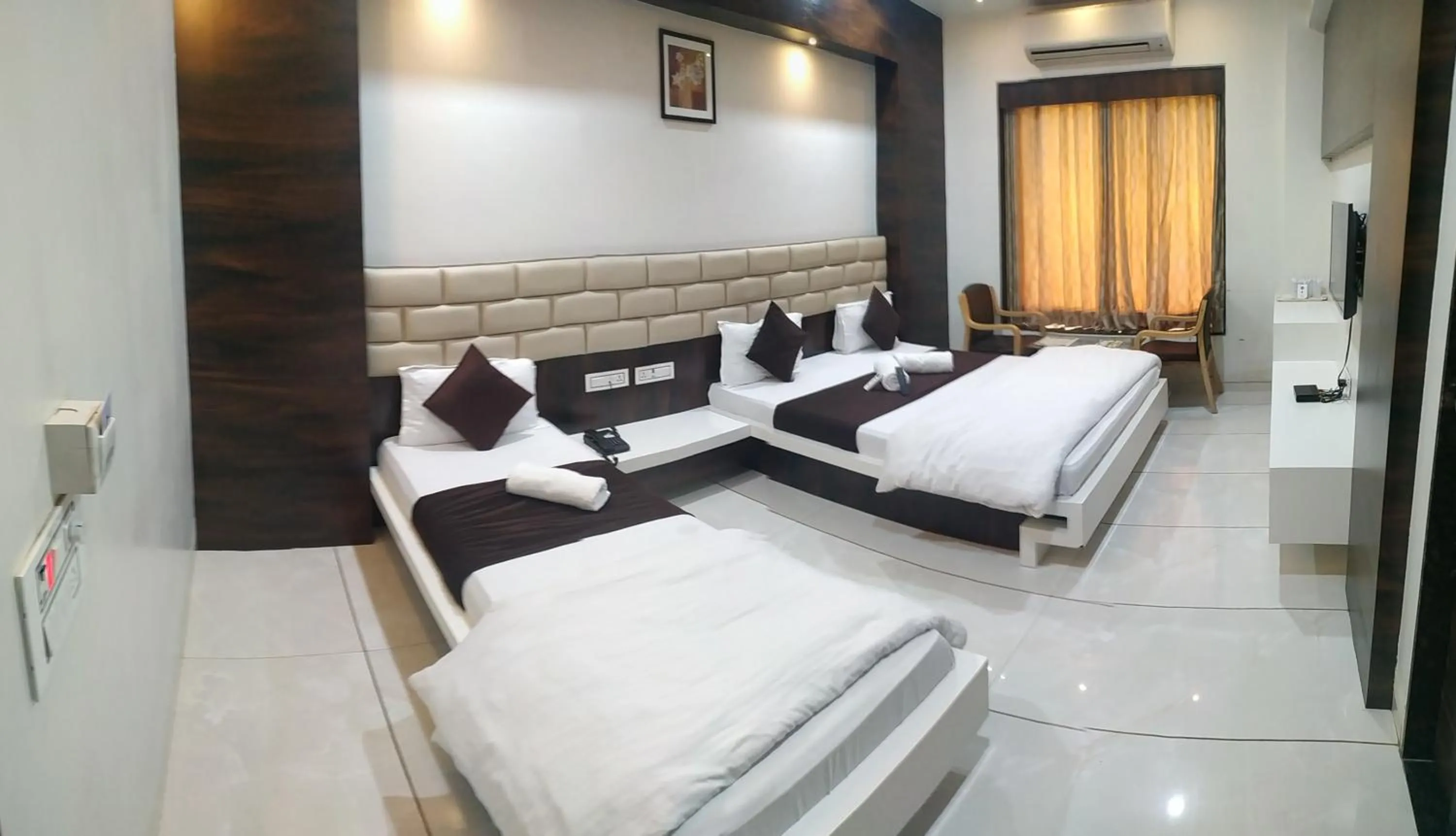 Bedroom, Bed in Hotel Fun City