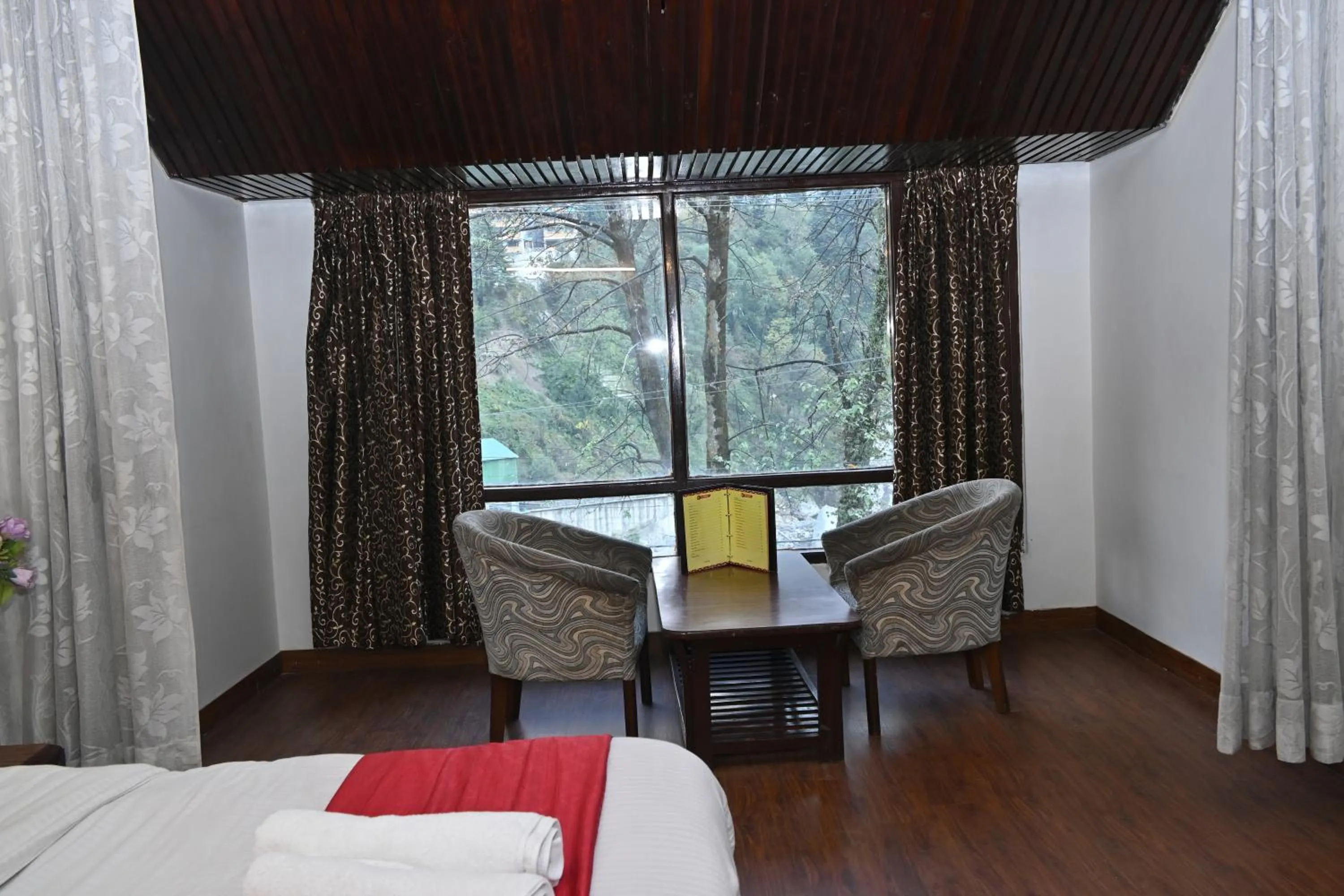 Seating area, Bed in Hotel Sitara International