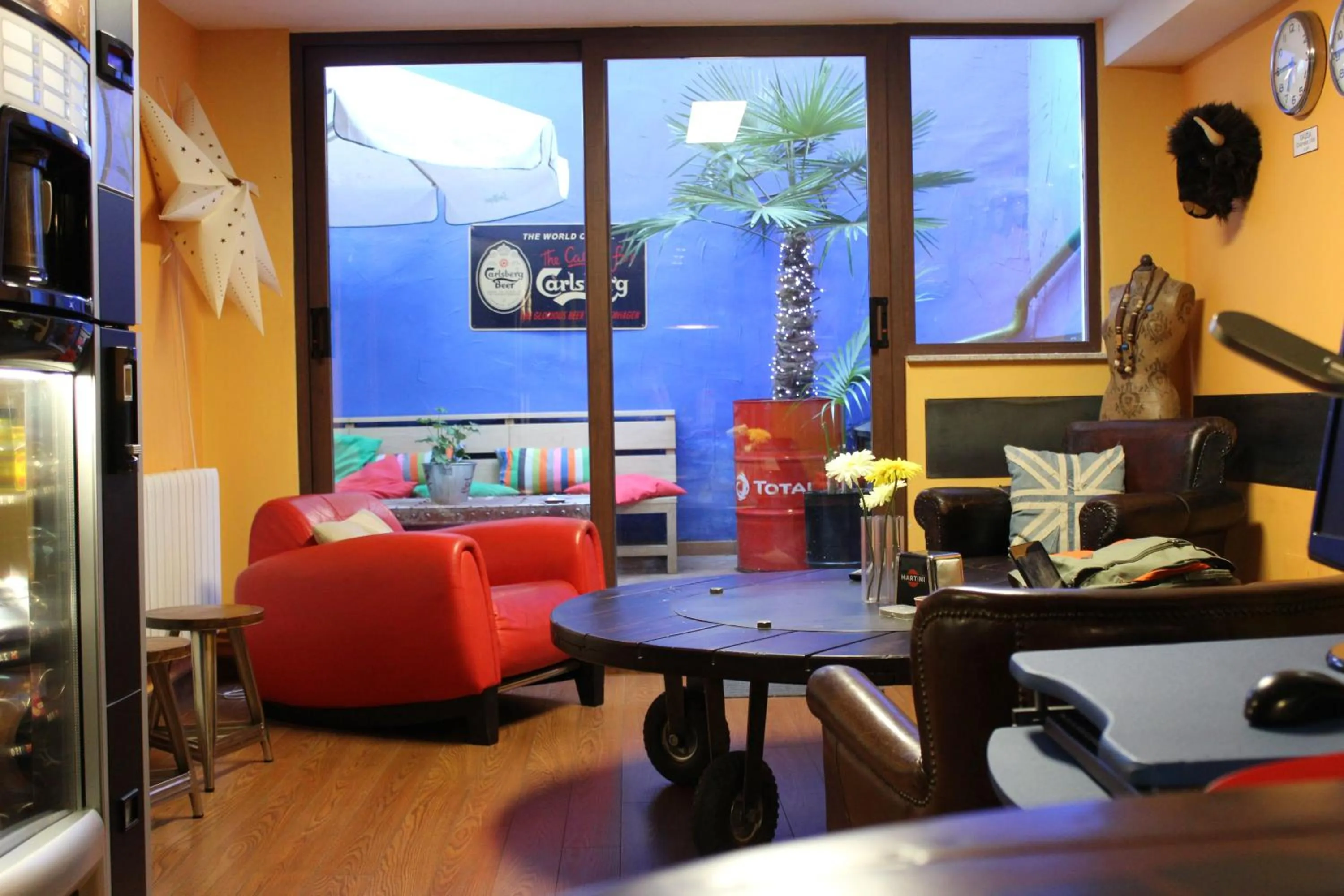 Communal lounge/ TV room in Amelia by gaiarooms