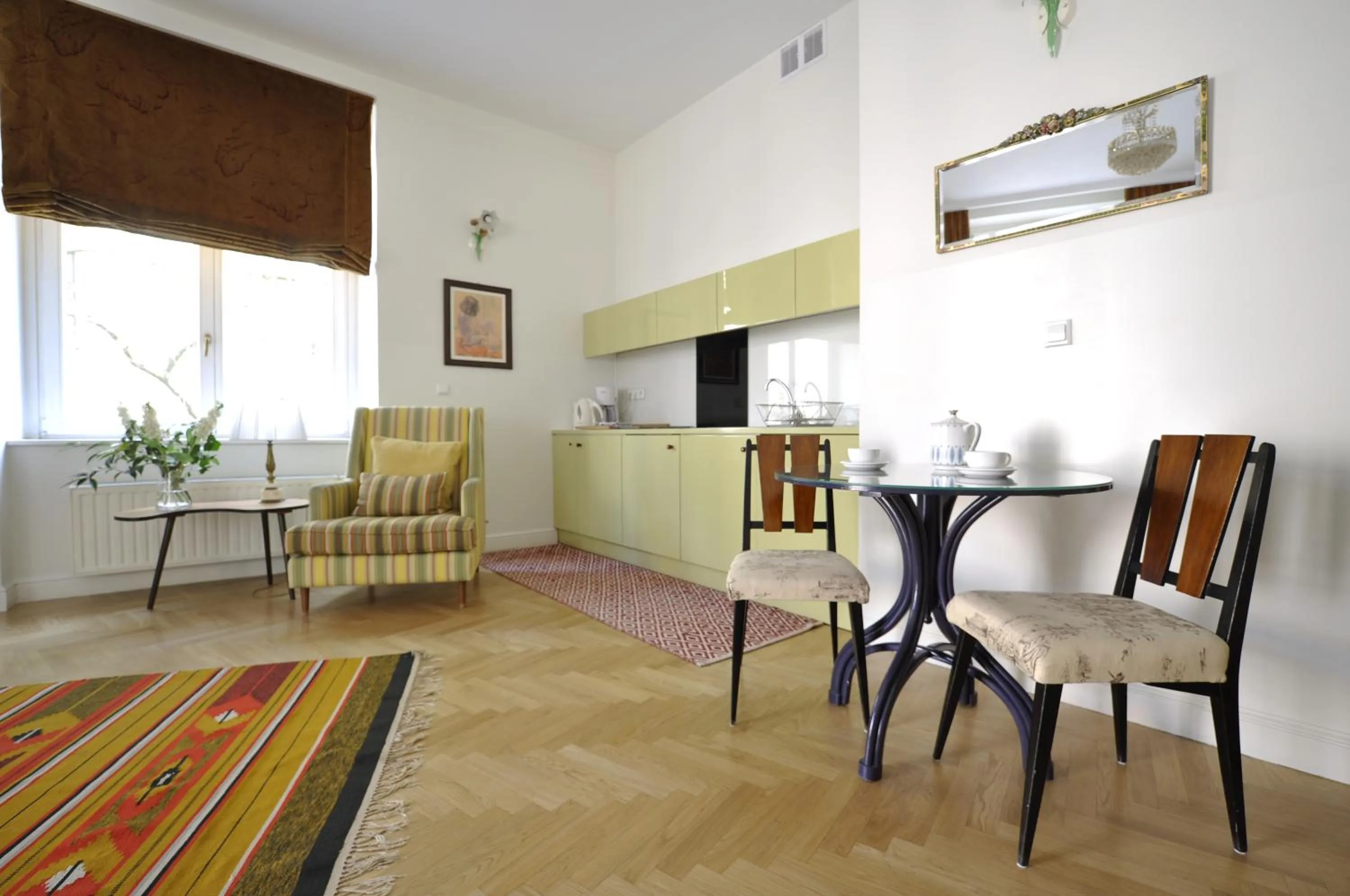 Kitchen or kitchenette in Crystal Suites Old Town