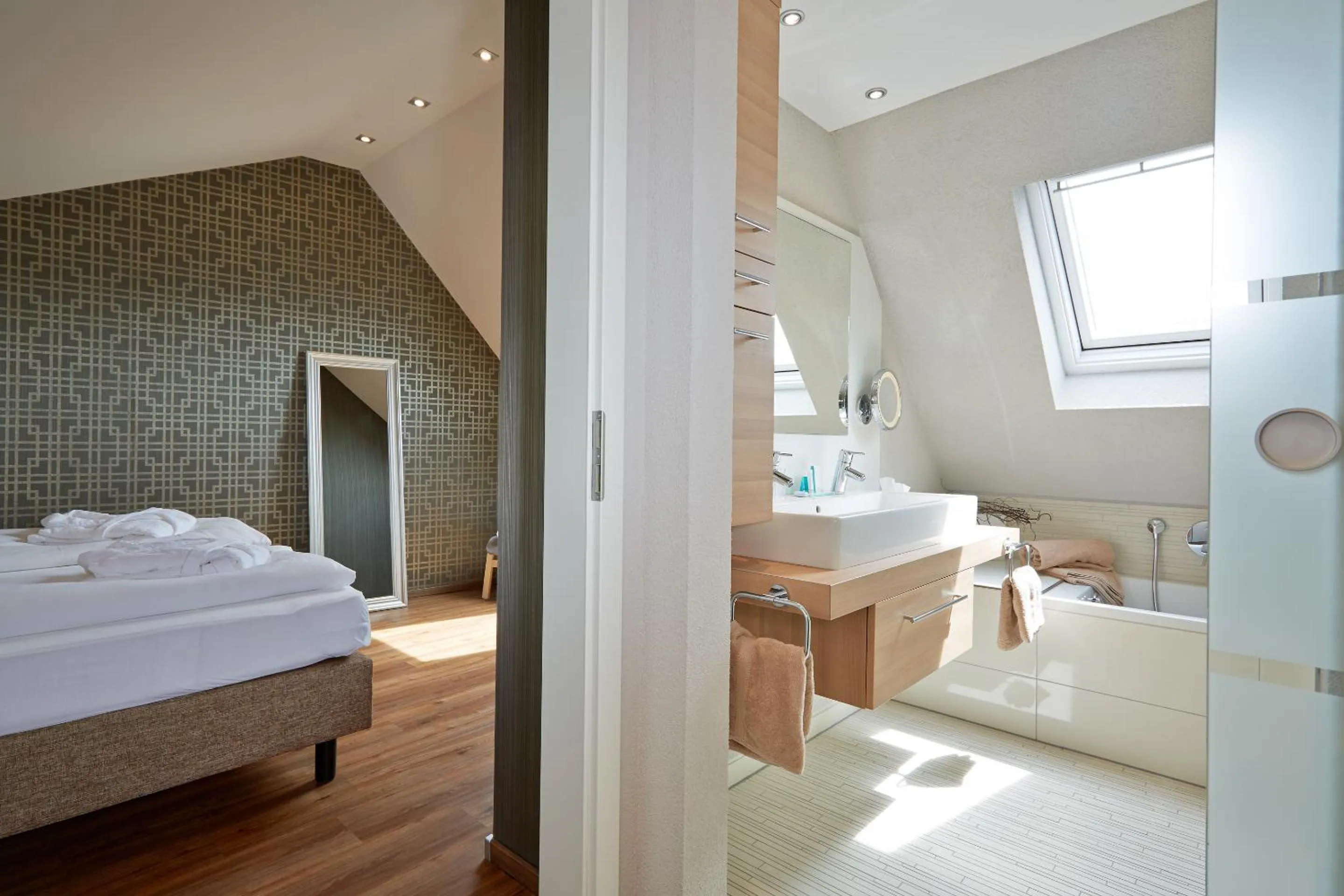 Bathroom, Bed in Die Reichsstadt - Hotel Spa und Restaurant