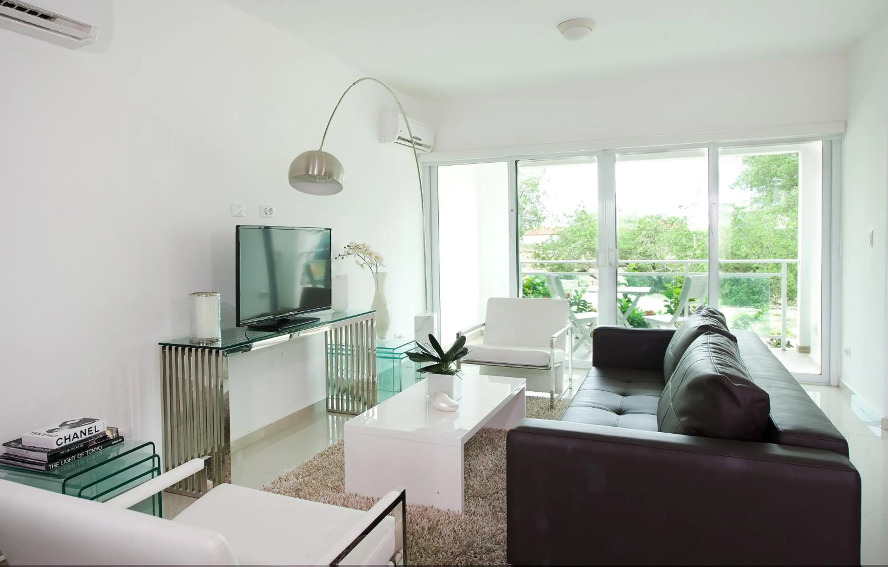 Communal lounge/ TV room in Piscadera Harbour Village