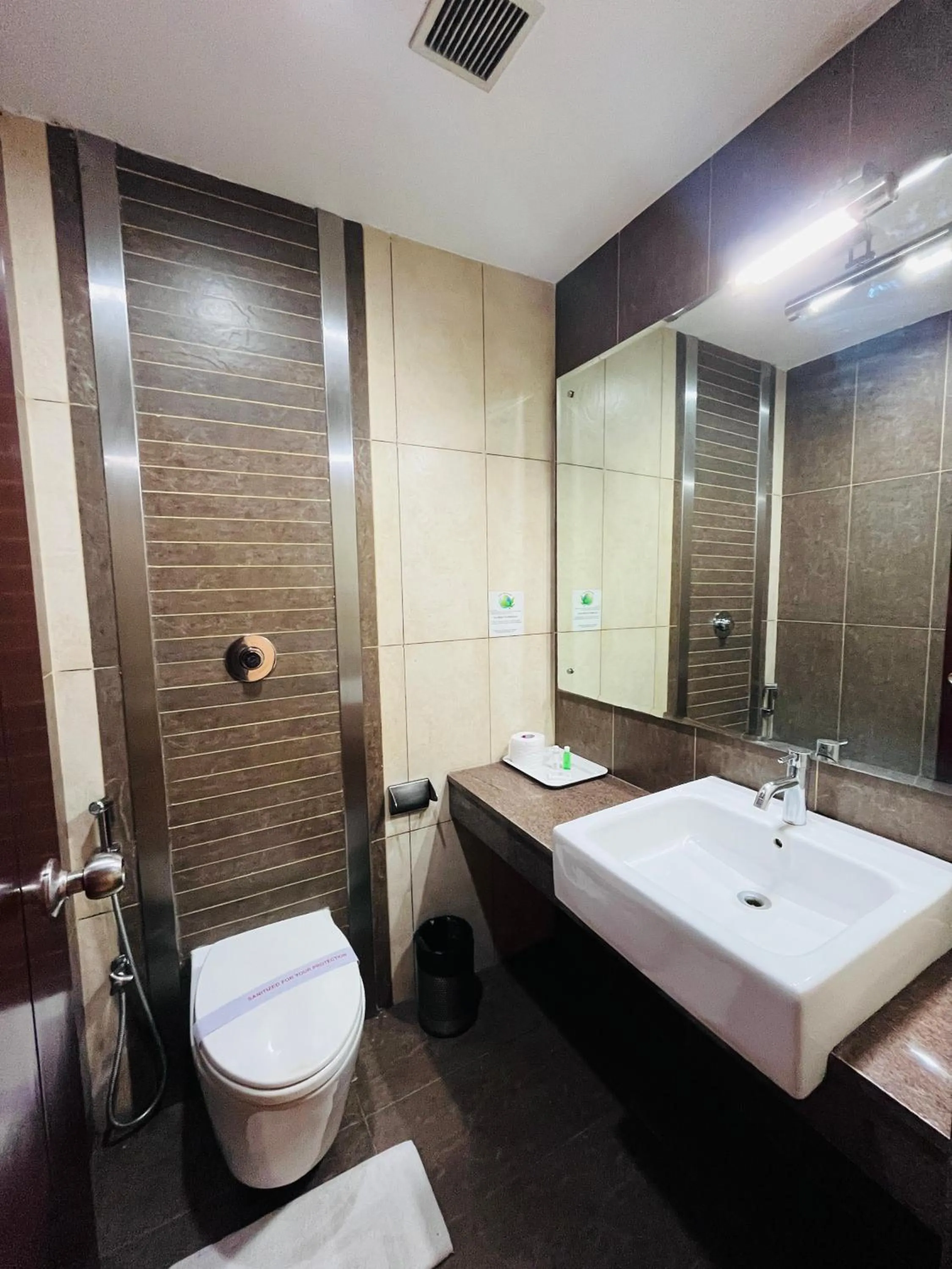 Toilet in Hotel Abhimaani Vasathi, Rajajinagar