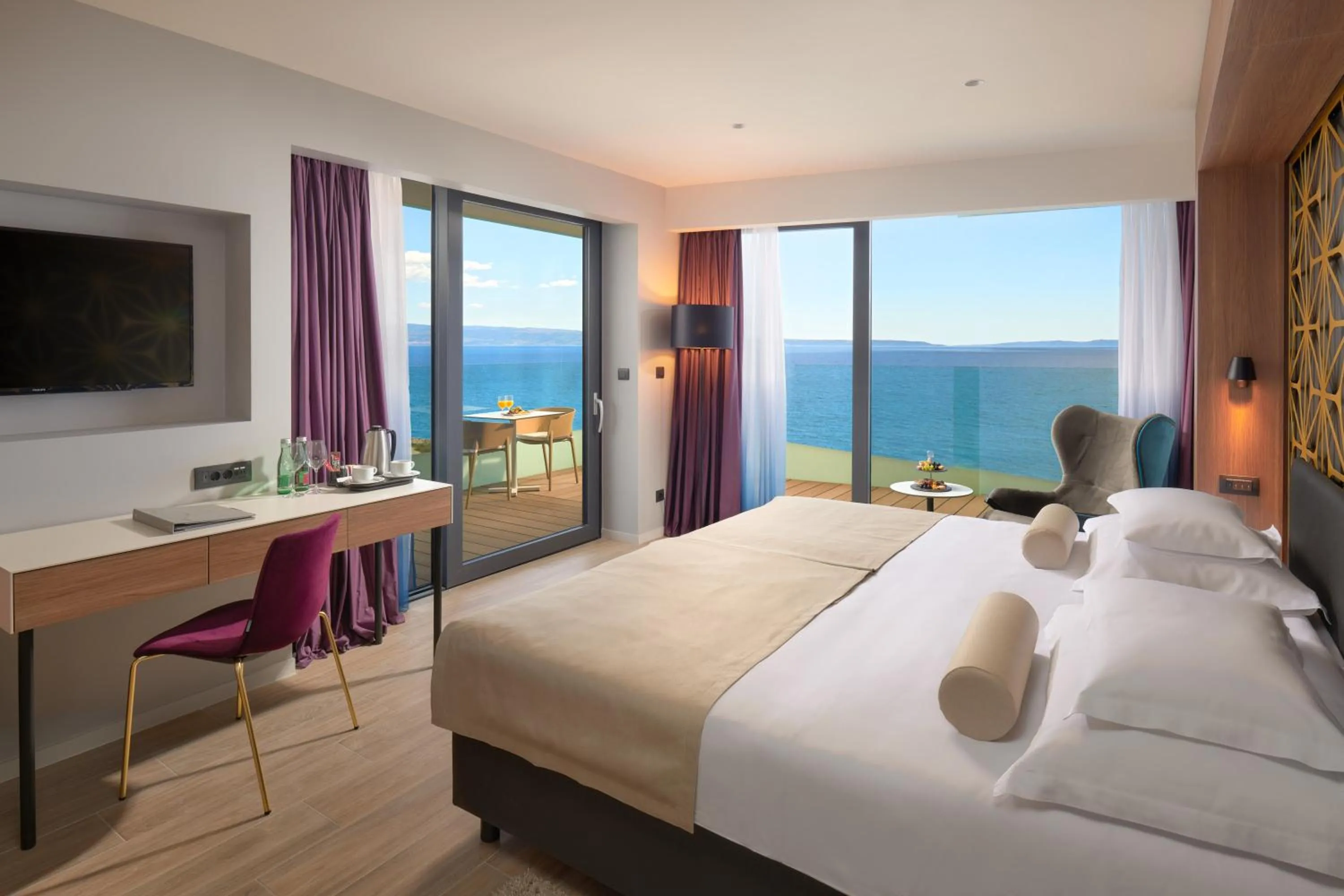 Bedroom, Bed in Amphora Hotel