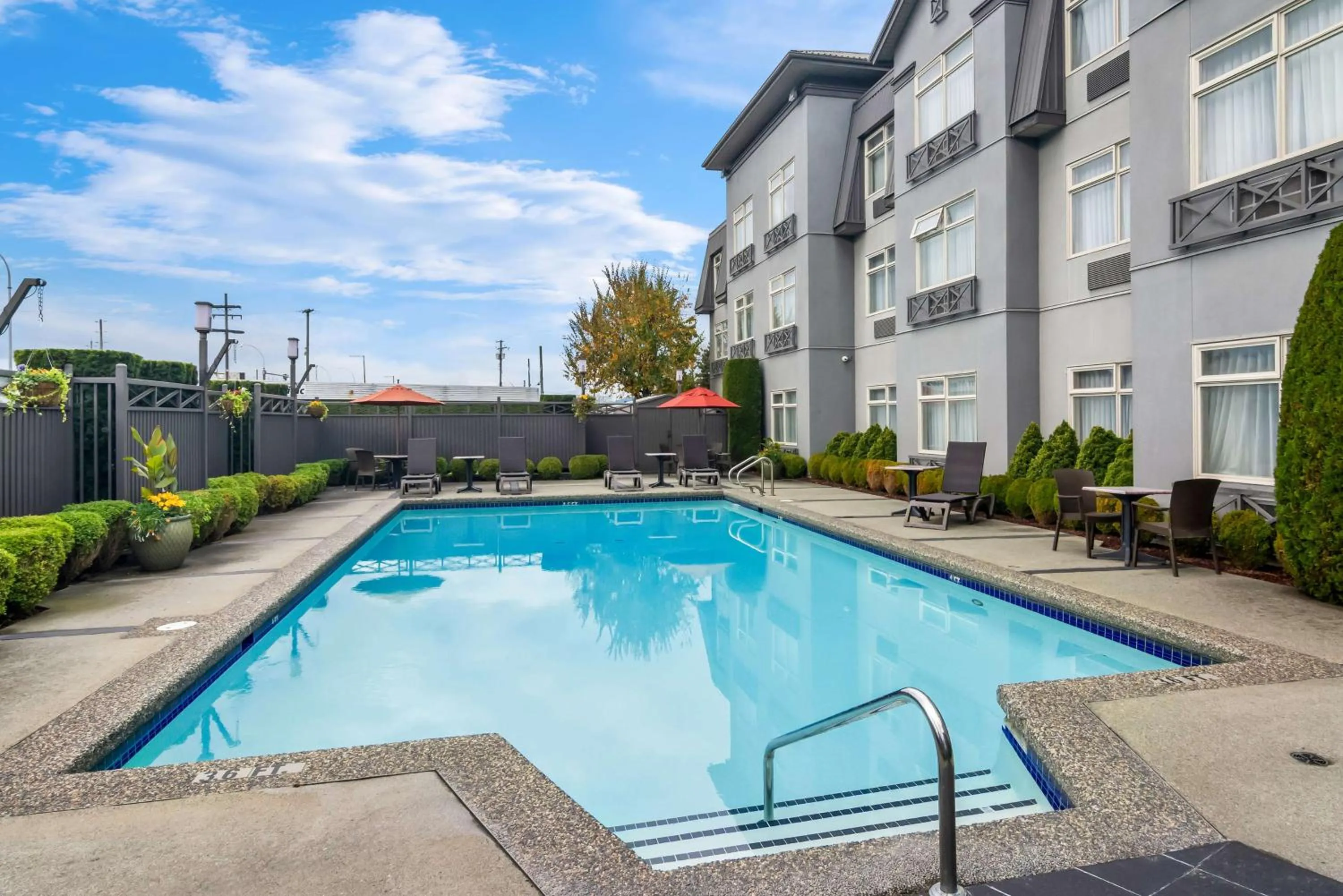 Property building in Best Western Plus Pitt Meadows Inn & Suites