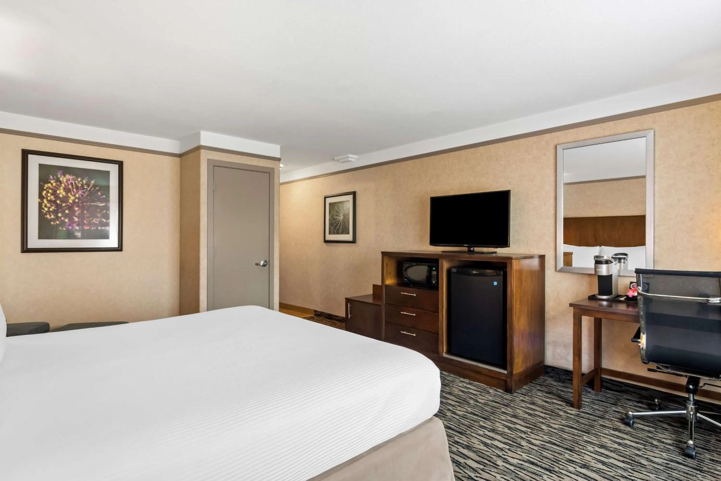 Bedroom, Bed in Best Western Plus Pitt Meadows Inn & Suites