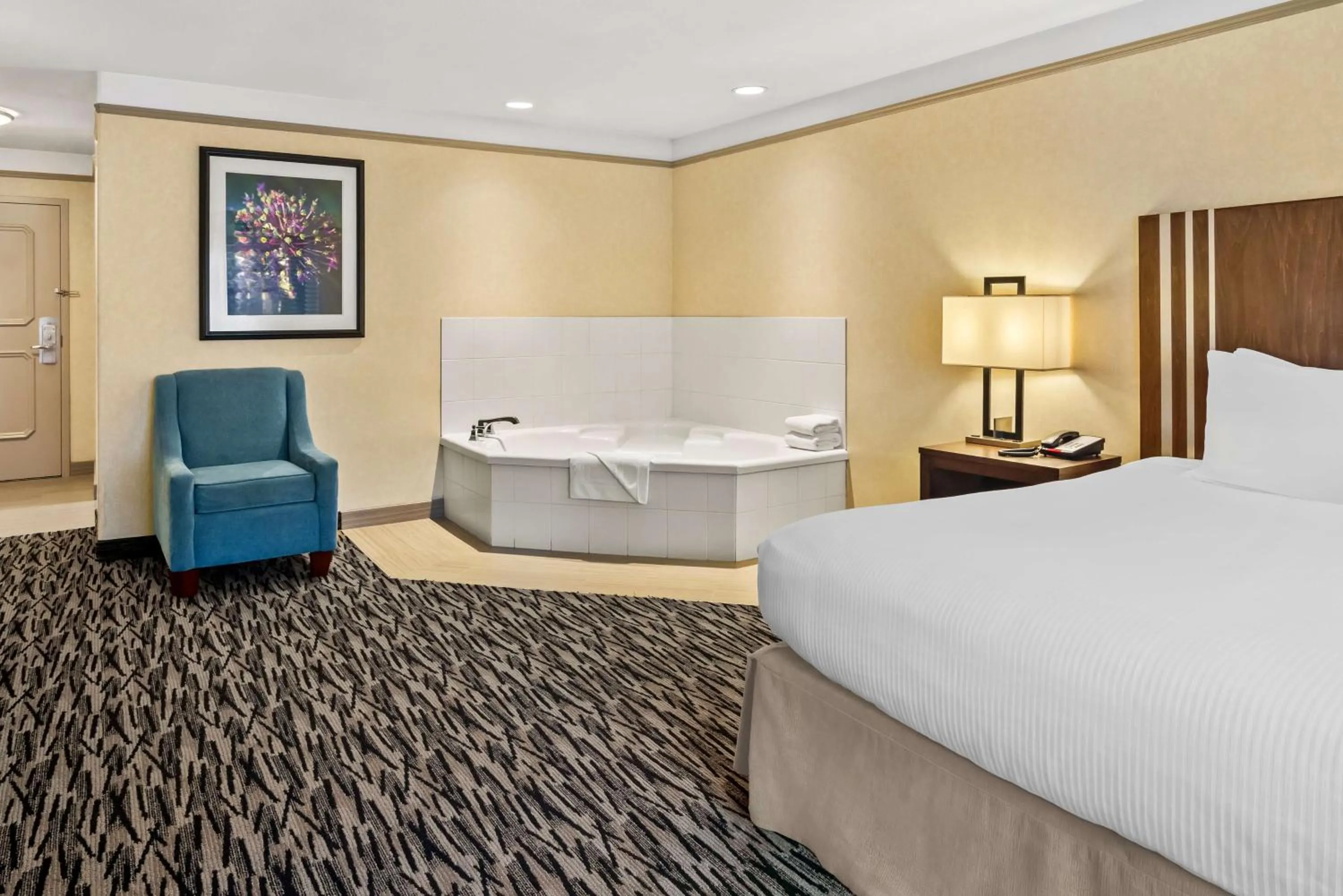 Photo of the whole room, Bed in Best Western Plus Pitt Meadows Inn & Suites