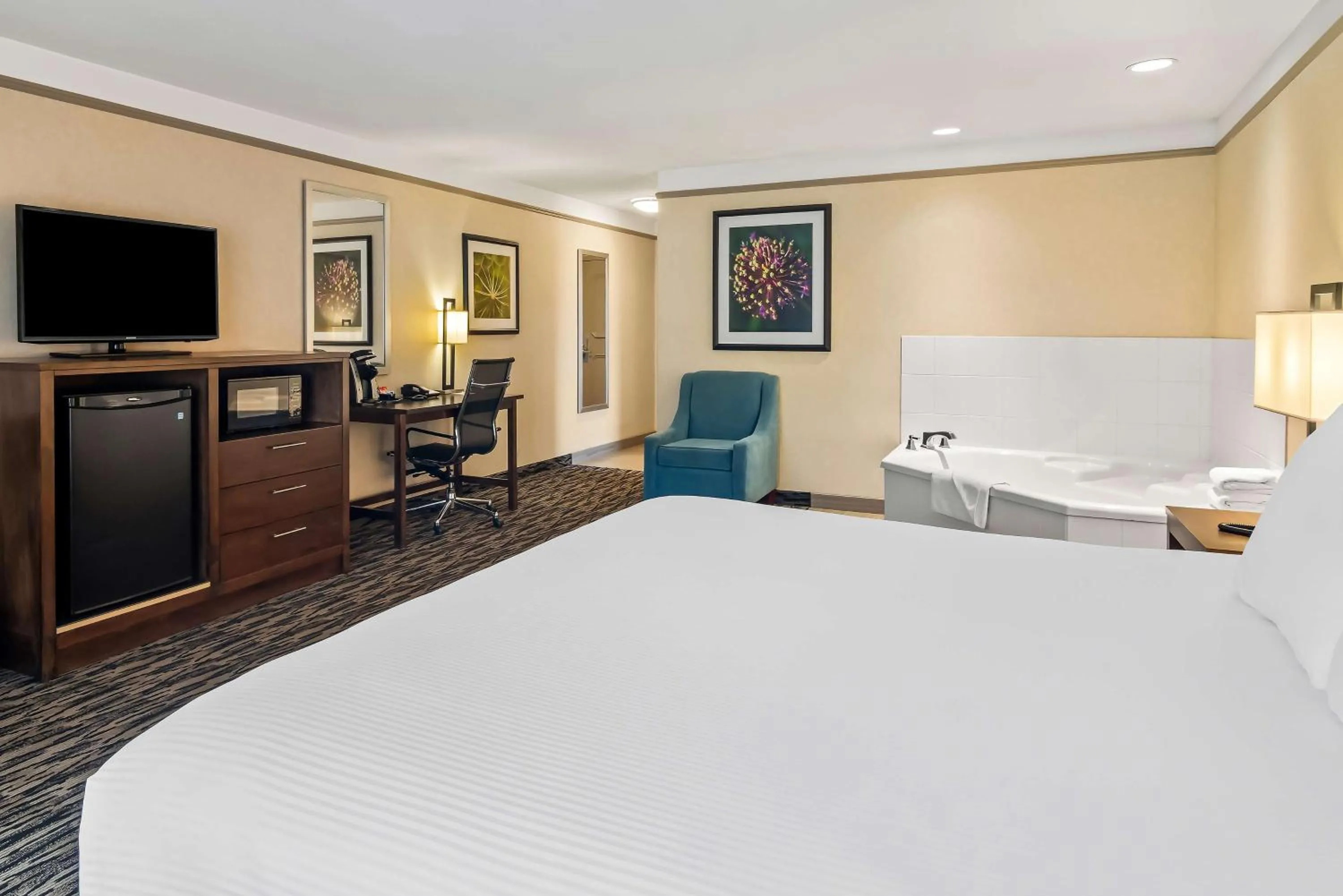 Bedroom, Bed in Best Western Plus Pitt Meadows Inn & Suites