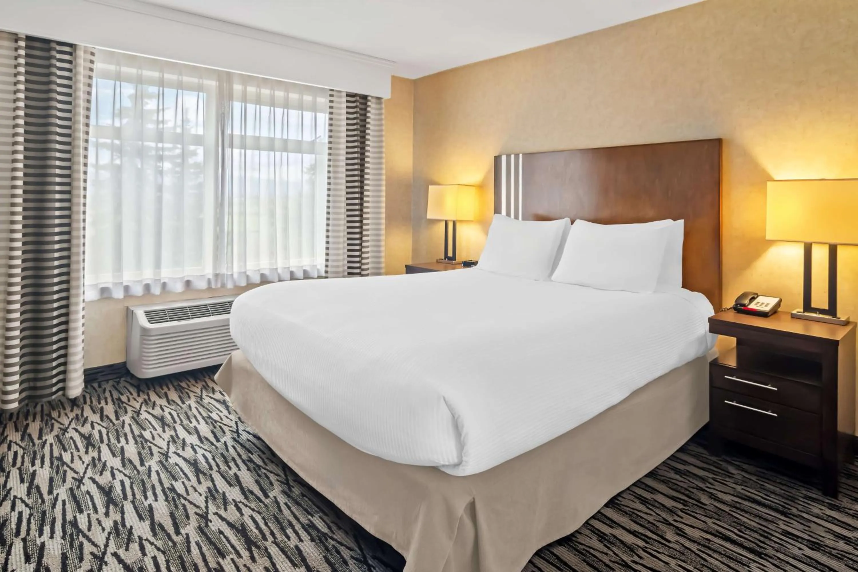 Bedroom, Bed in Best Western Plus Pitt Meadows Inn & Suites