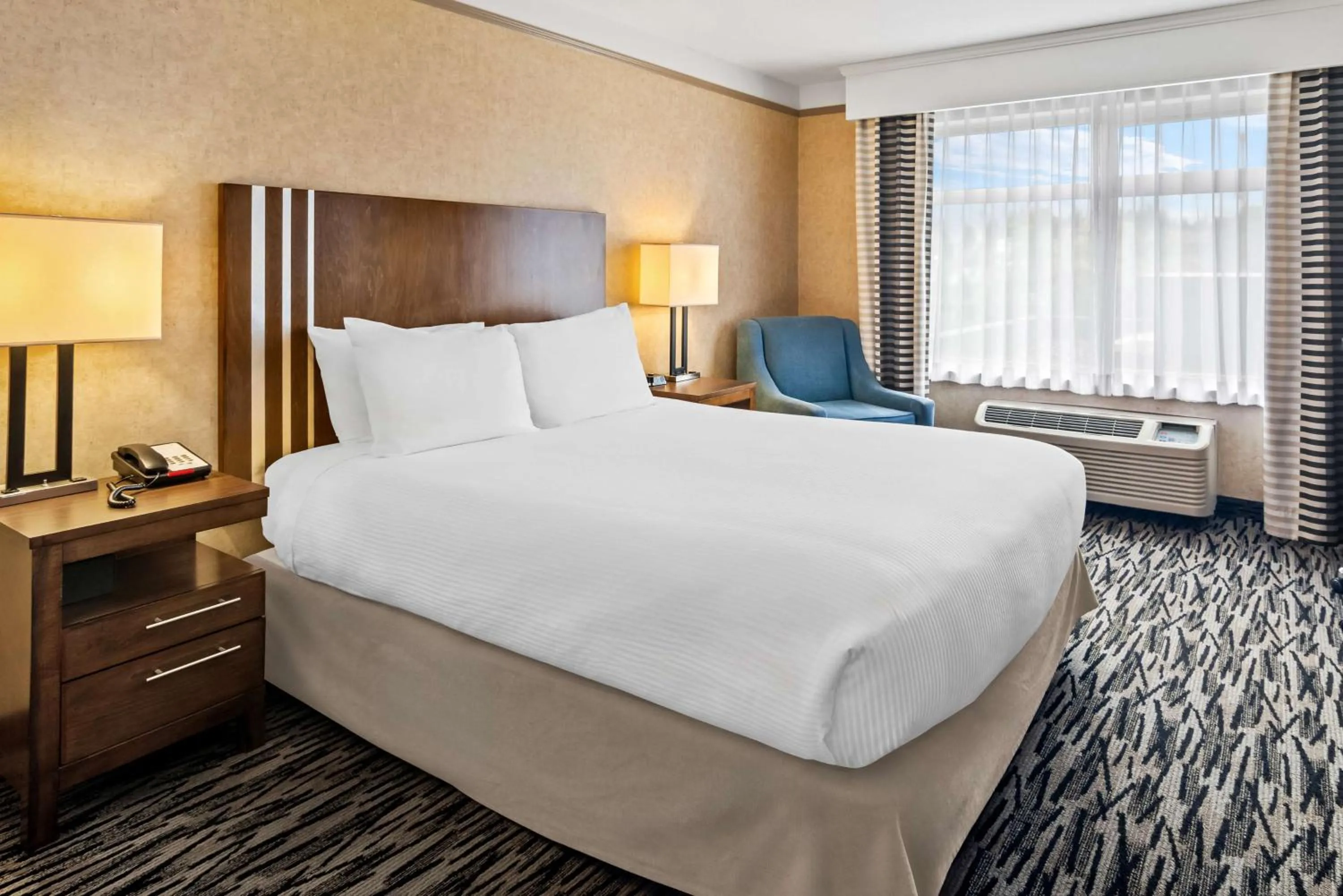 Bedroom, Bed in Best Western Plus Pitt Meadows Inn & Suites