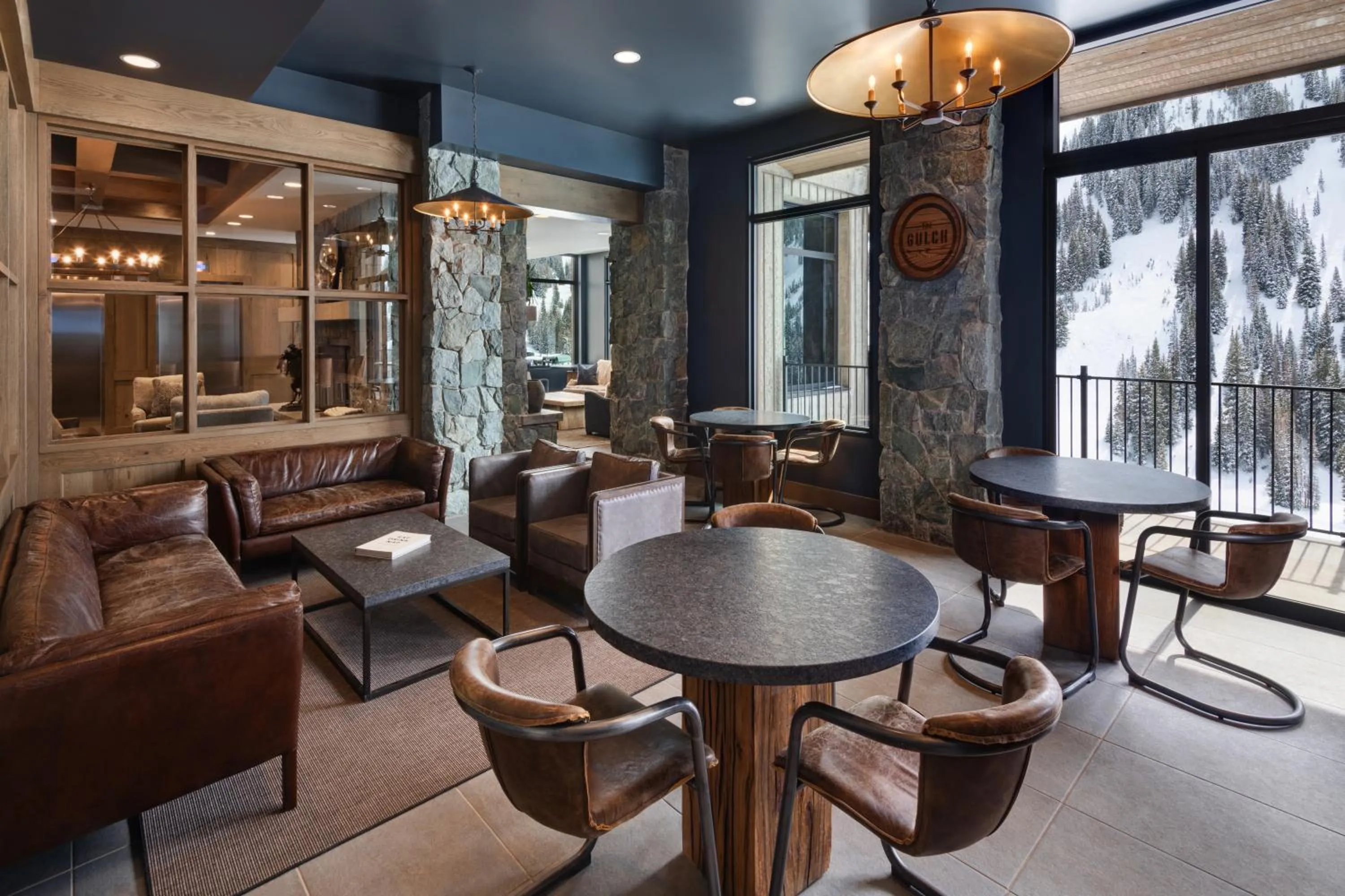 Lounge or bar in The Snowpine Lodge