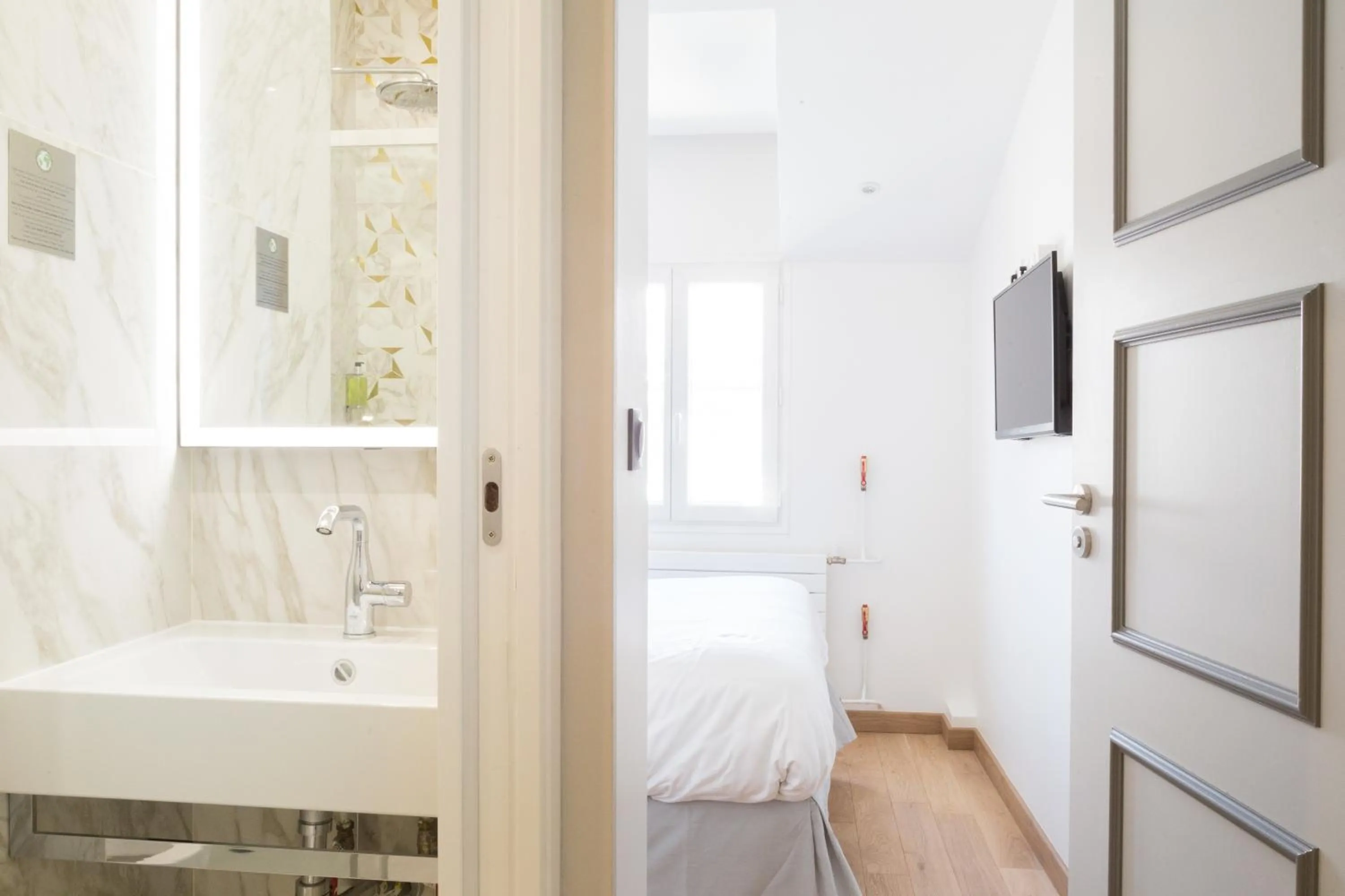 Photo of the whole room, Bed in Hôtel So Marais