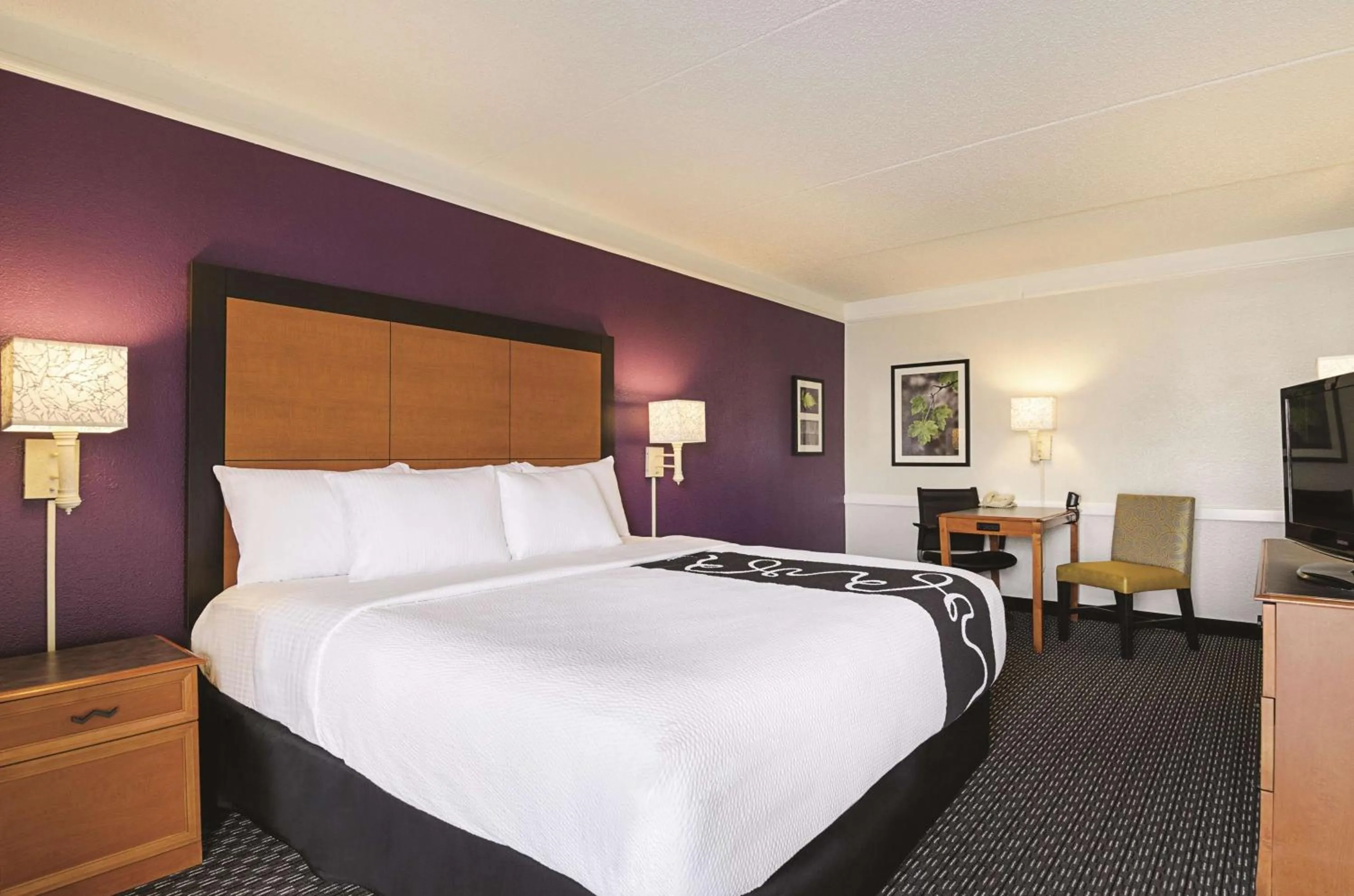 Photo of the whole room, Bed in La Quinta Inn by Wyndham San Marcos