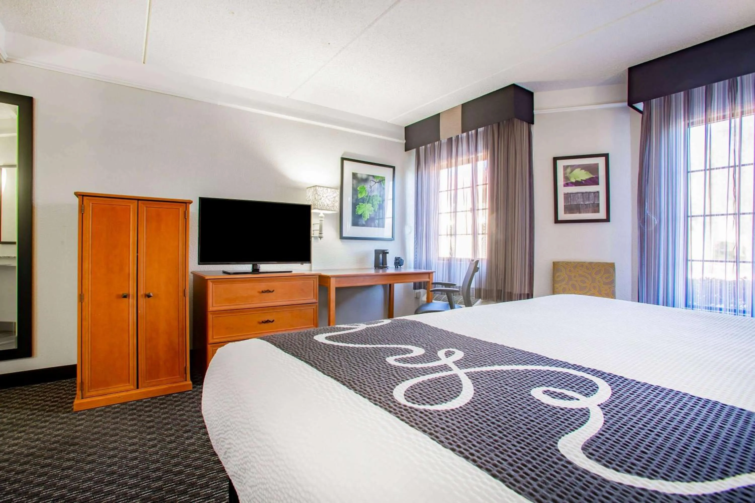 Photo of the whole room, Bed in La Quinta Inn by Wyndham San Marcos