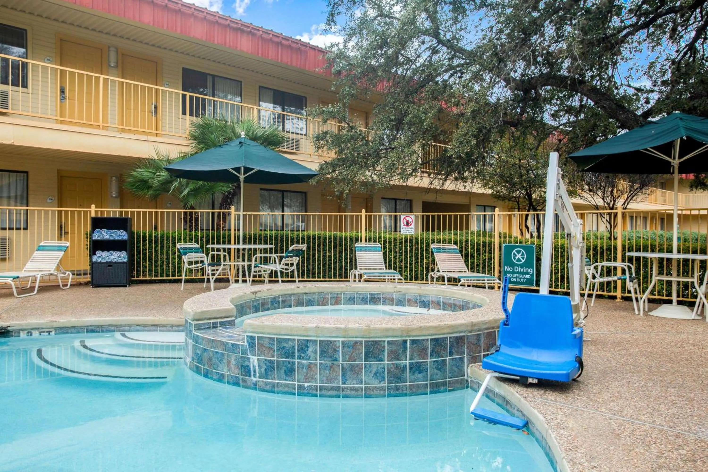 Hot Tub in La Quinta Inn by Wyndham San Marcos