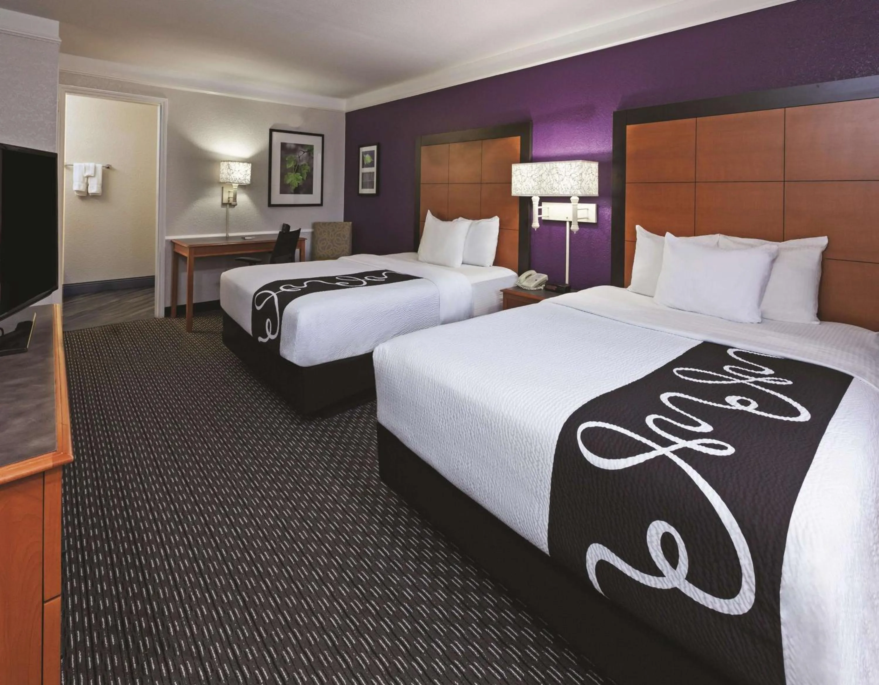 Photo of the whole room, Bed in La Quinta Inn by Wyndham San Marcos