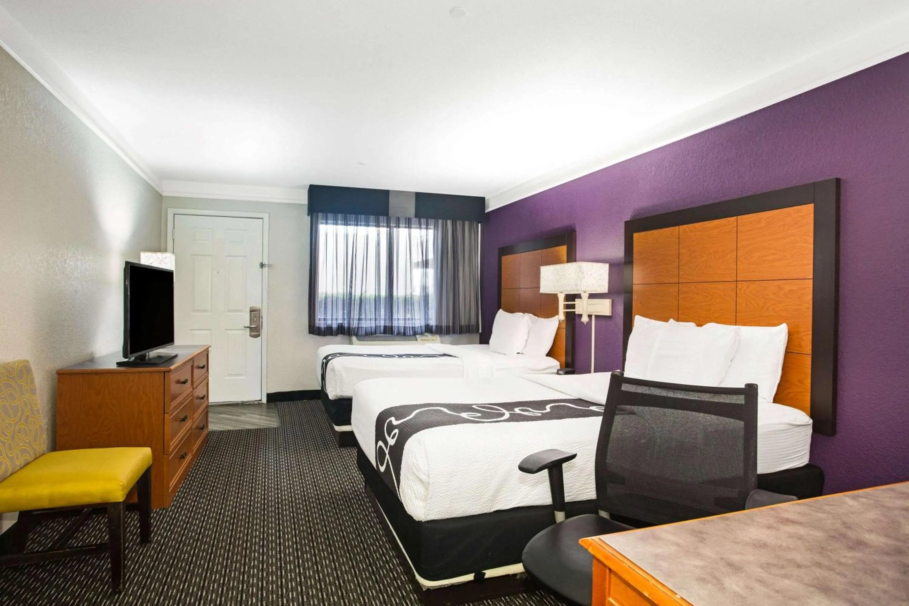 Photo of the whole room, Bed in La Quinta Inn by Wyndham San Marcos