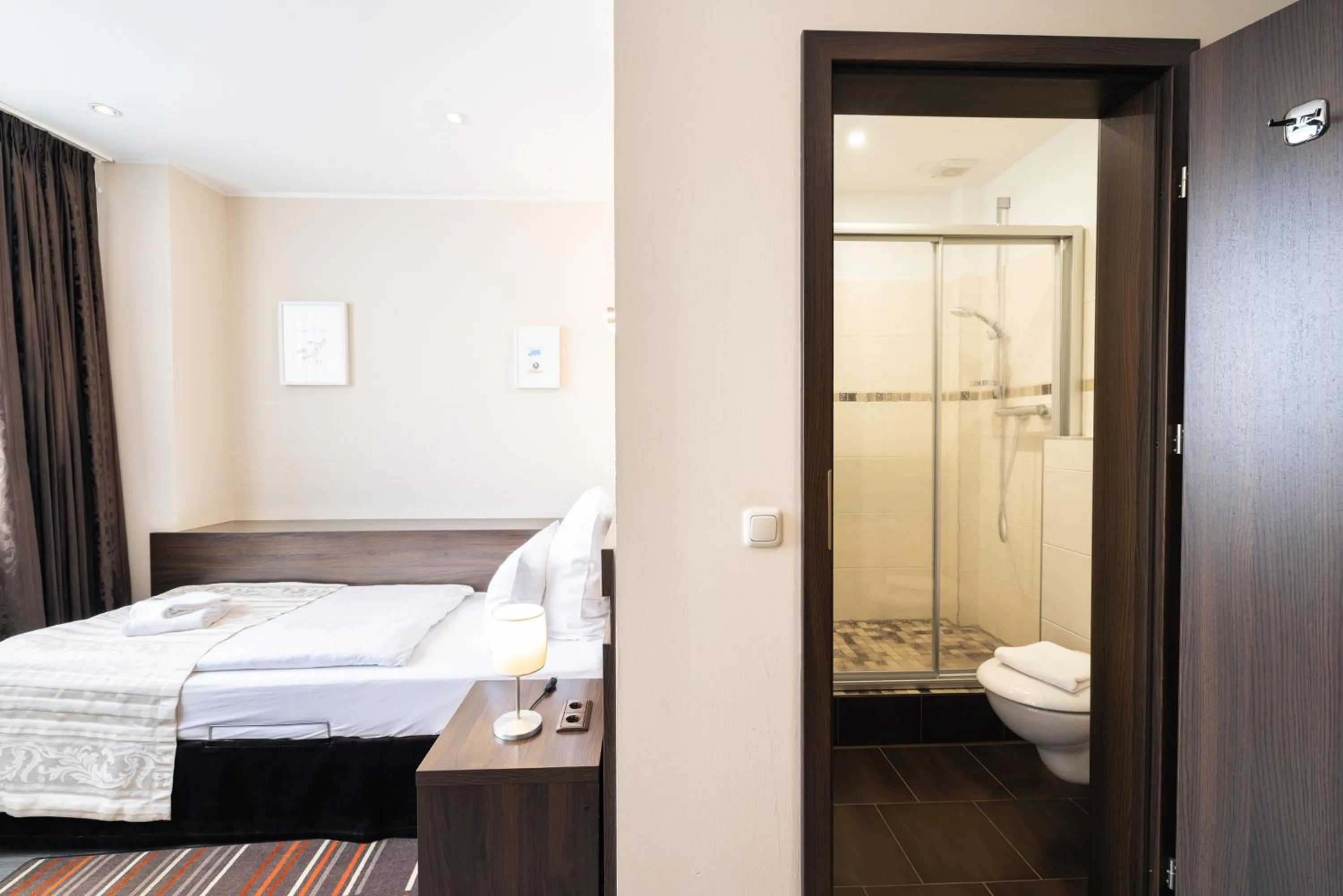 Shower, Bed in home Hotel