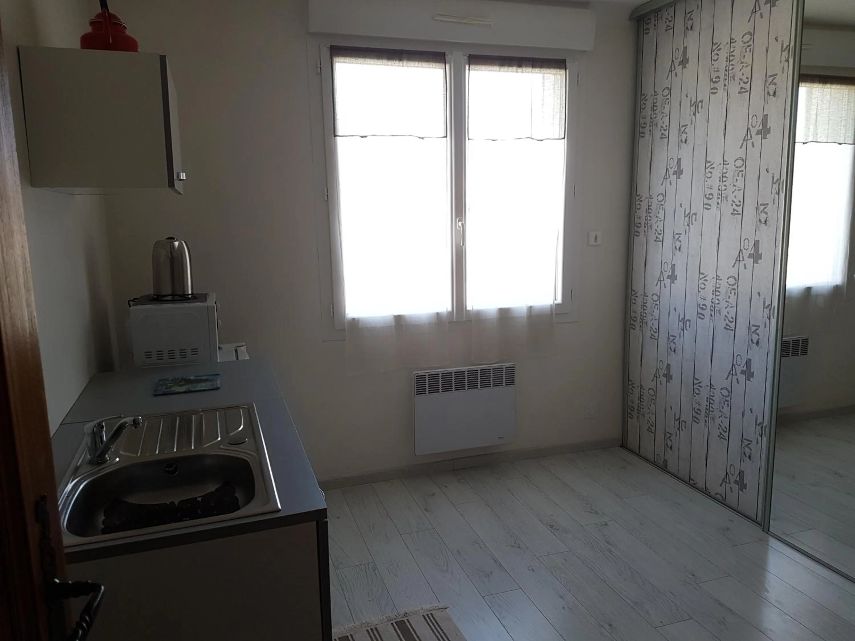 Kitchen or kitchenette in fleur de garance