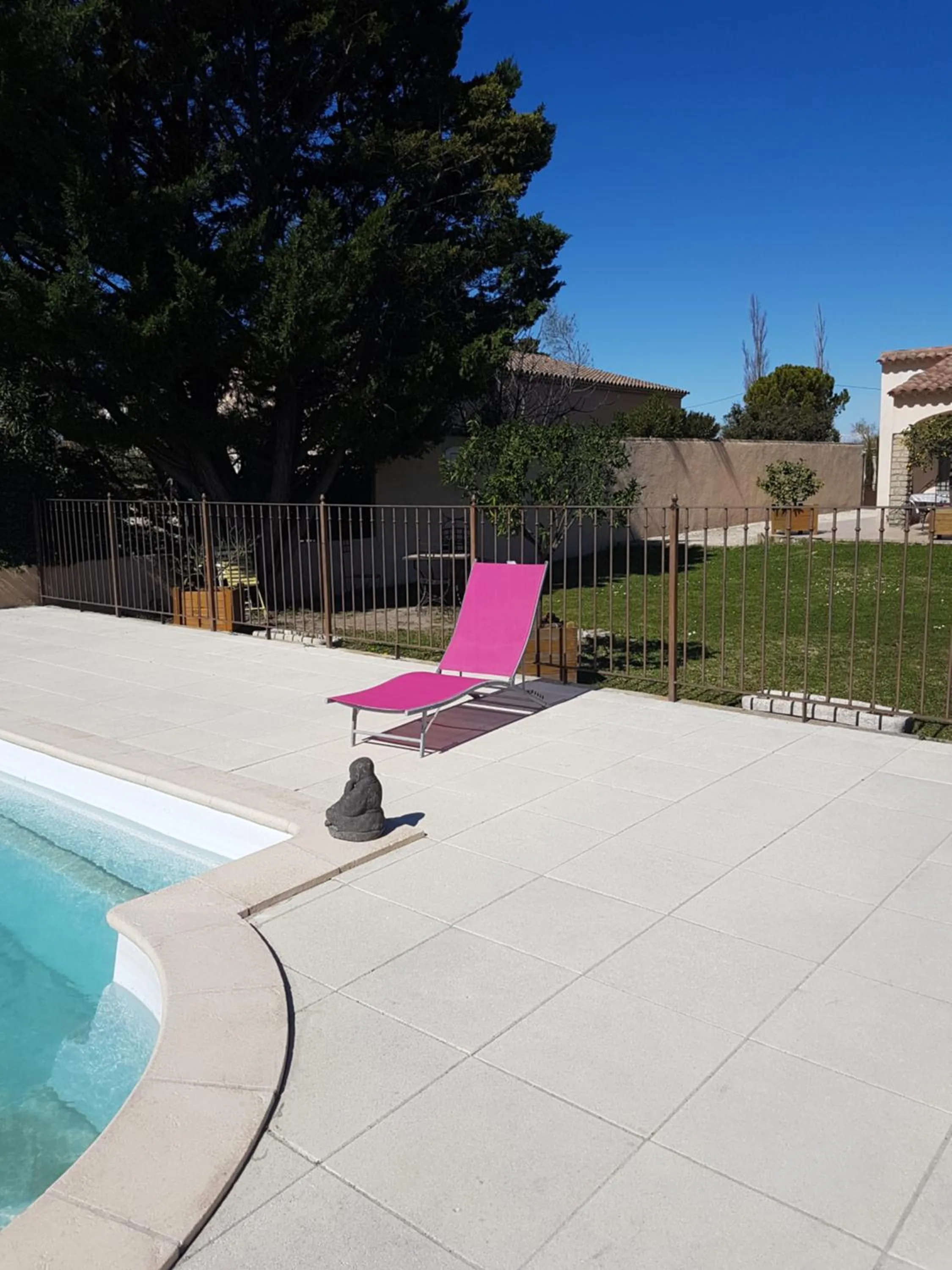 Swimming pool in fleur de garance