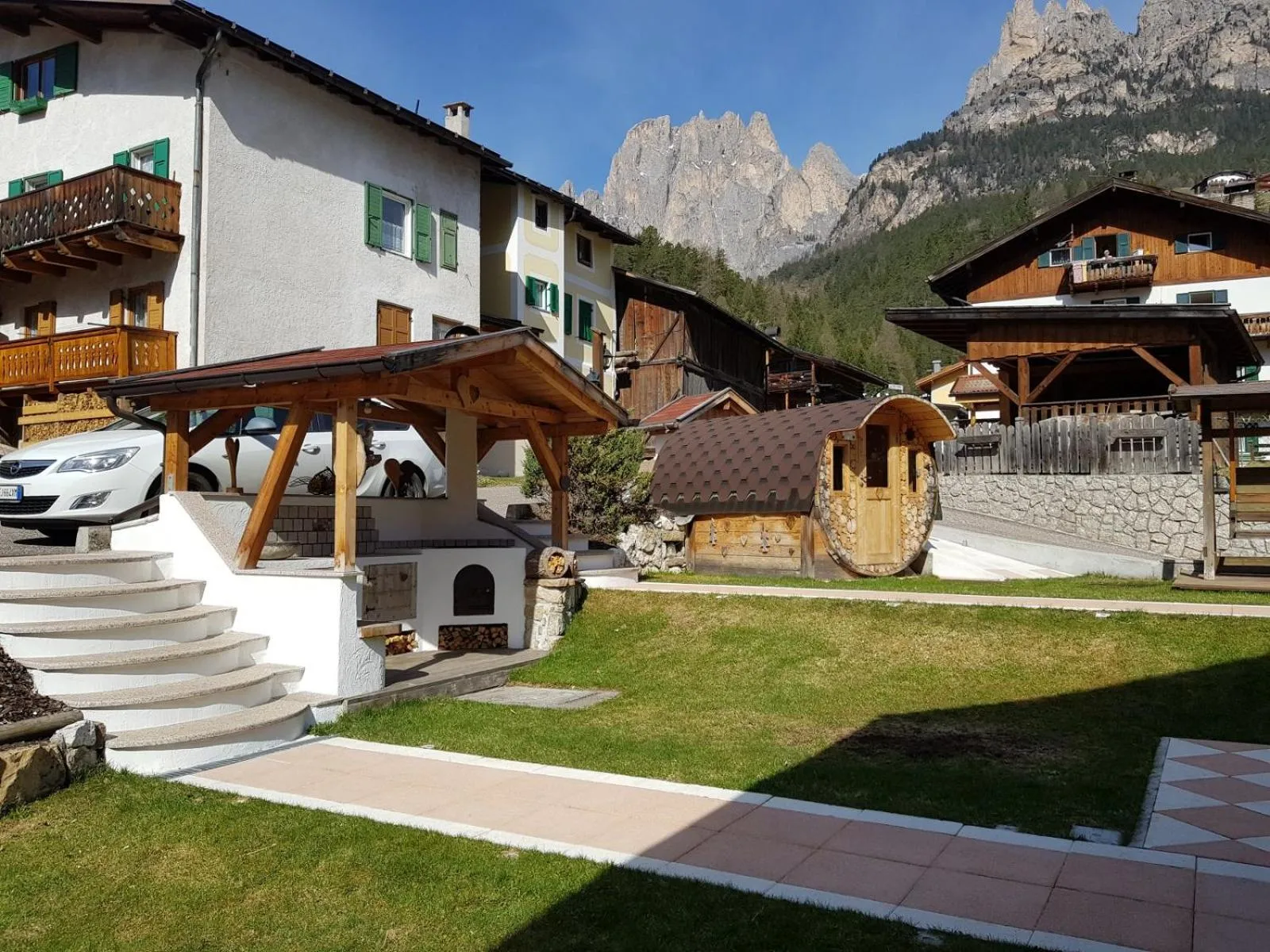 Summer in Residence Le Rose