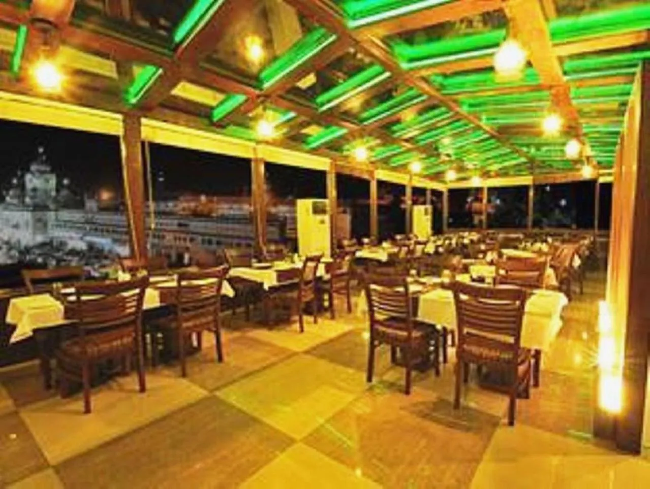 Restaurant/places to eat in Hotel Le Golden