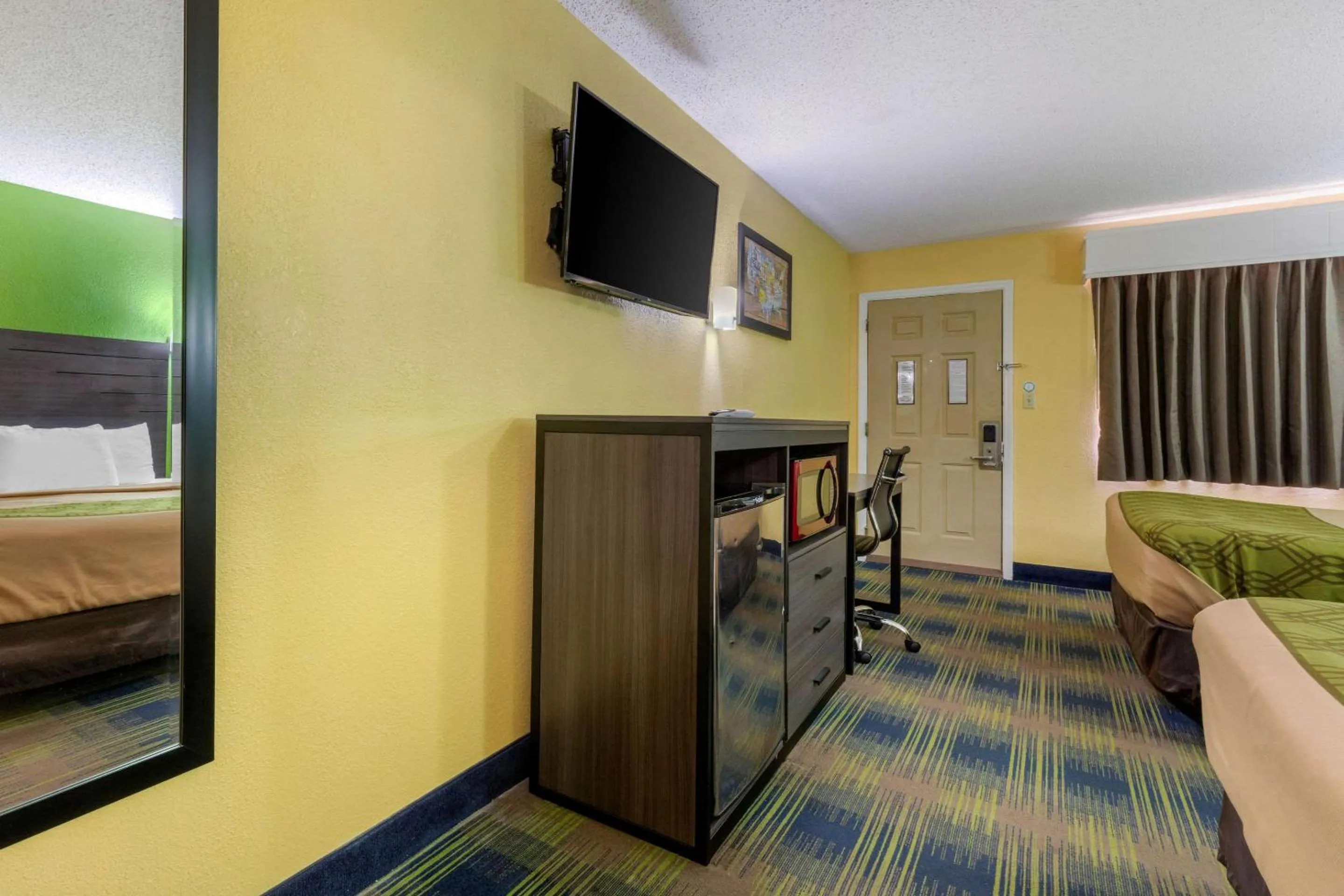 Photo of the whole room, Bed in Econo Lodge Nashville near Percy Priest Lake