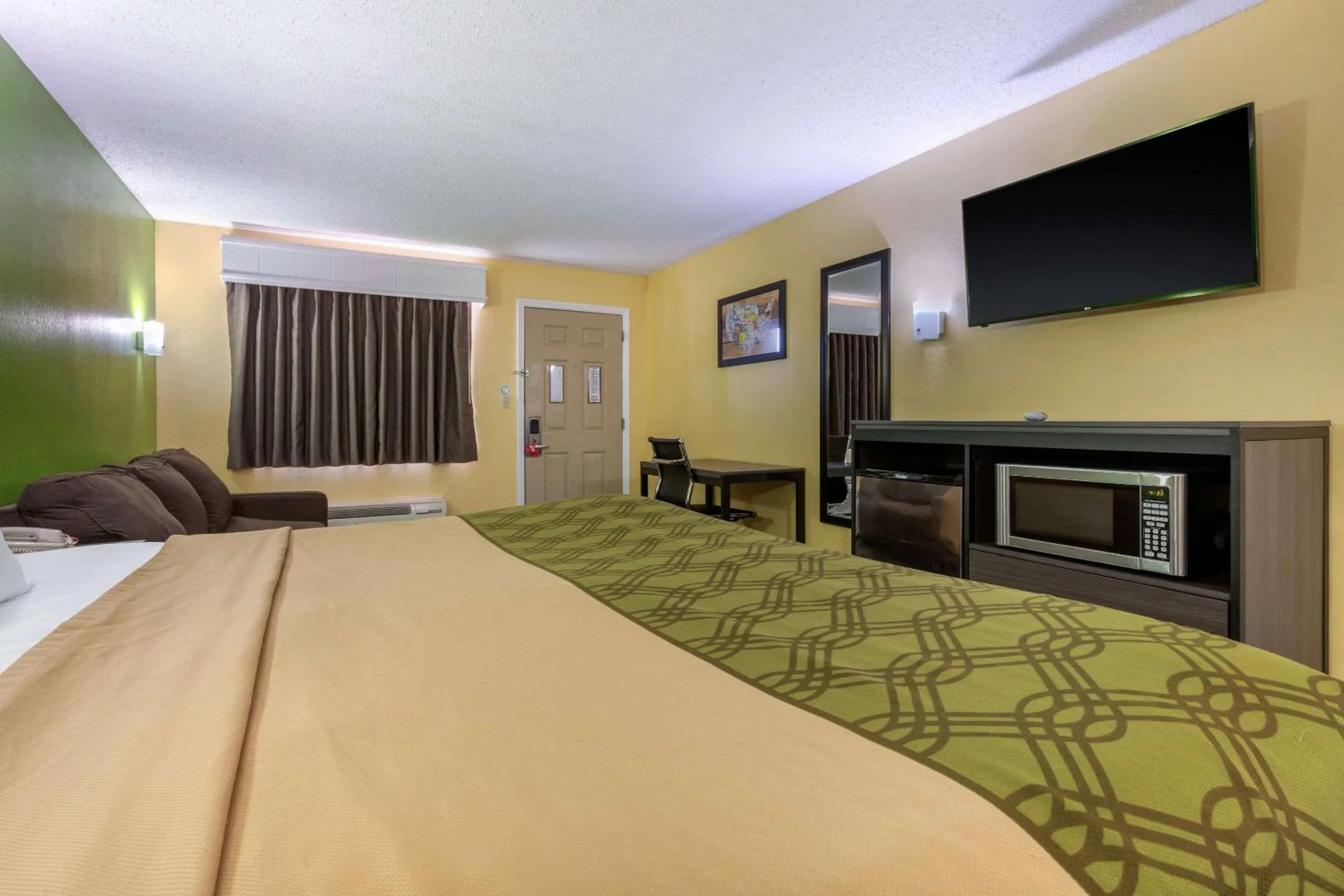 Photo of the whole room, Bed in Econo Lodge Nashville near Percy Priest Lake