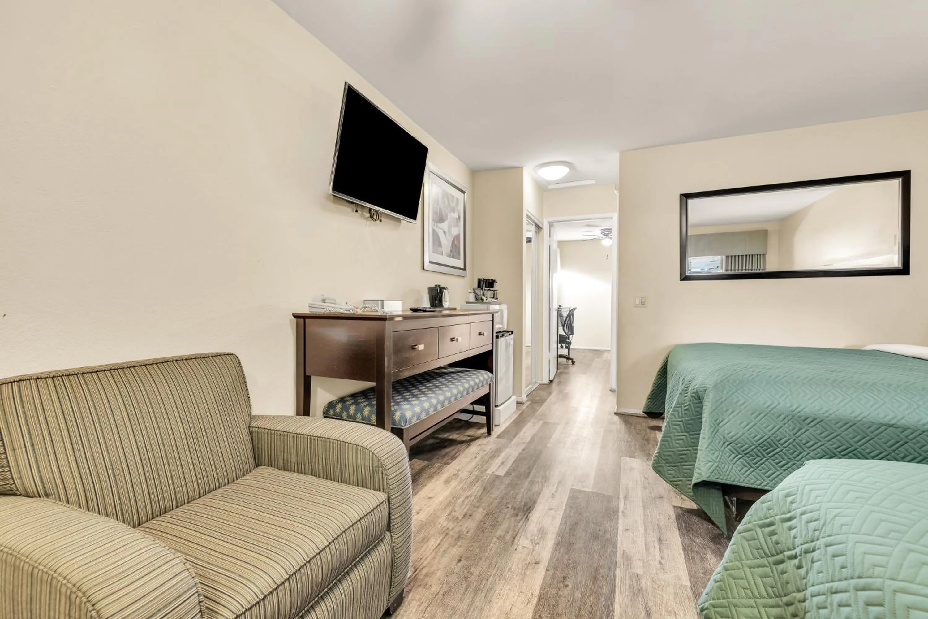 Bed in Scottish Fairway Inn