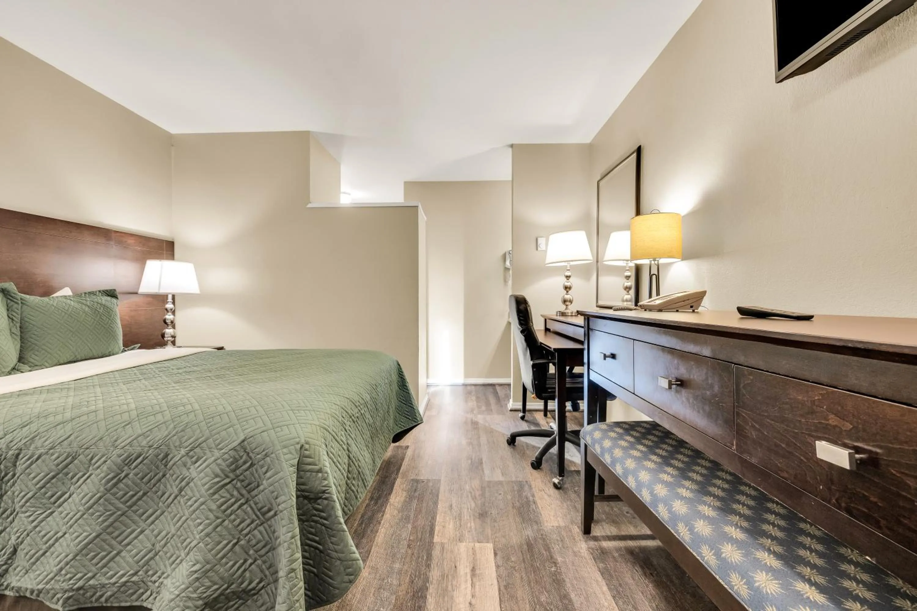 Bed in Scottish Fairway Inn