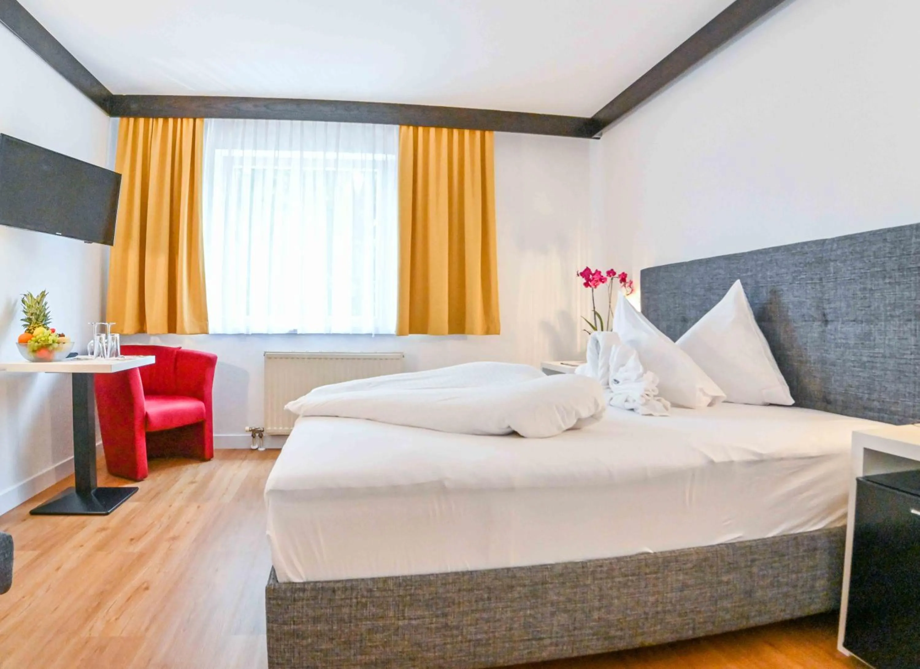 Photo of the whole room, Bed in Hotel Bellevue