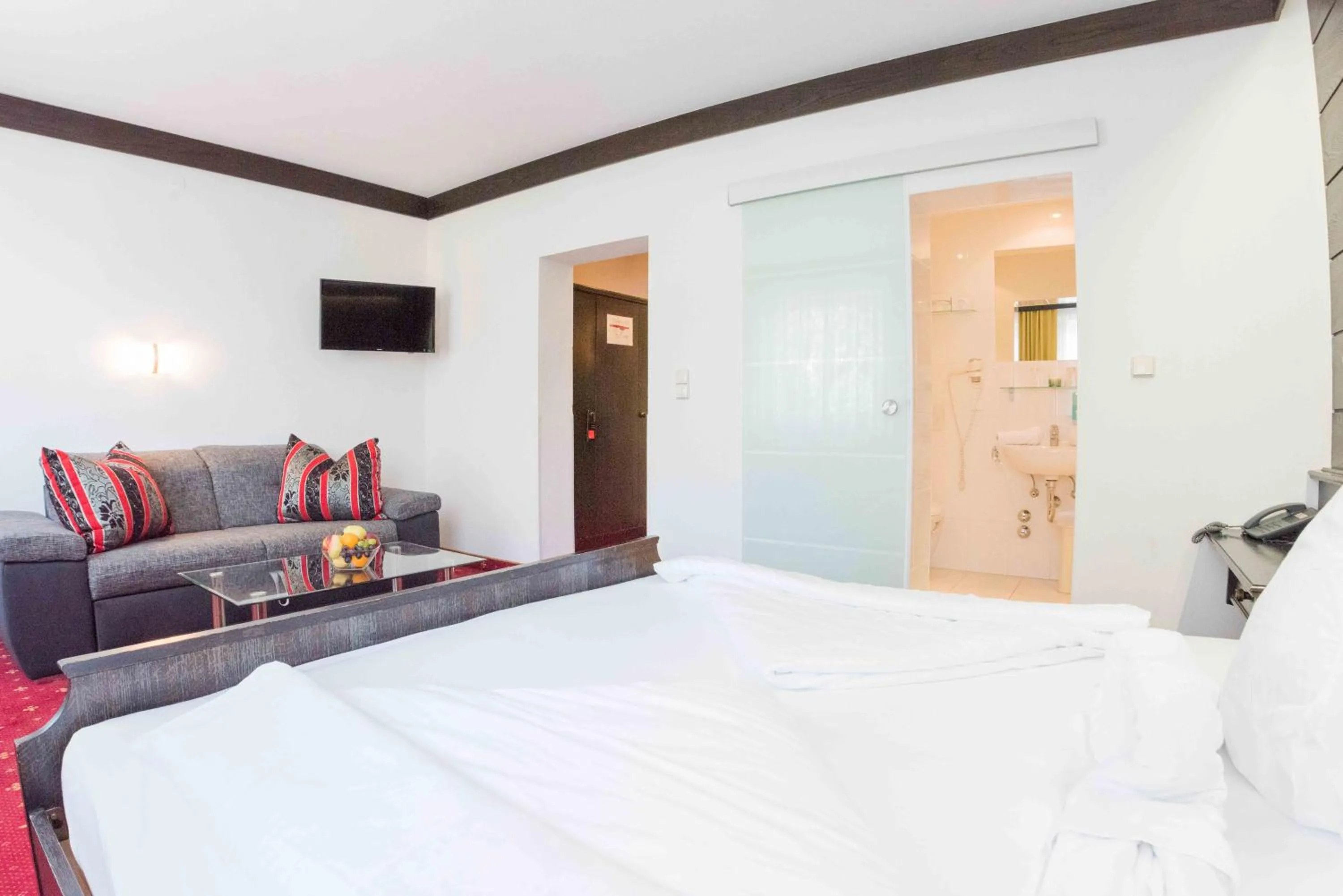 Photo of the whole room, Bed in Hotel Bellevue