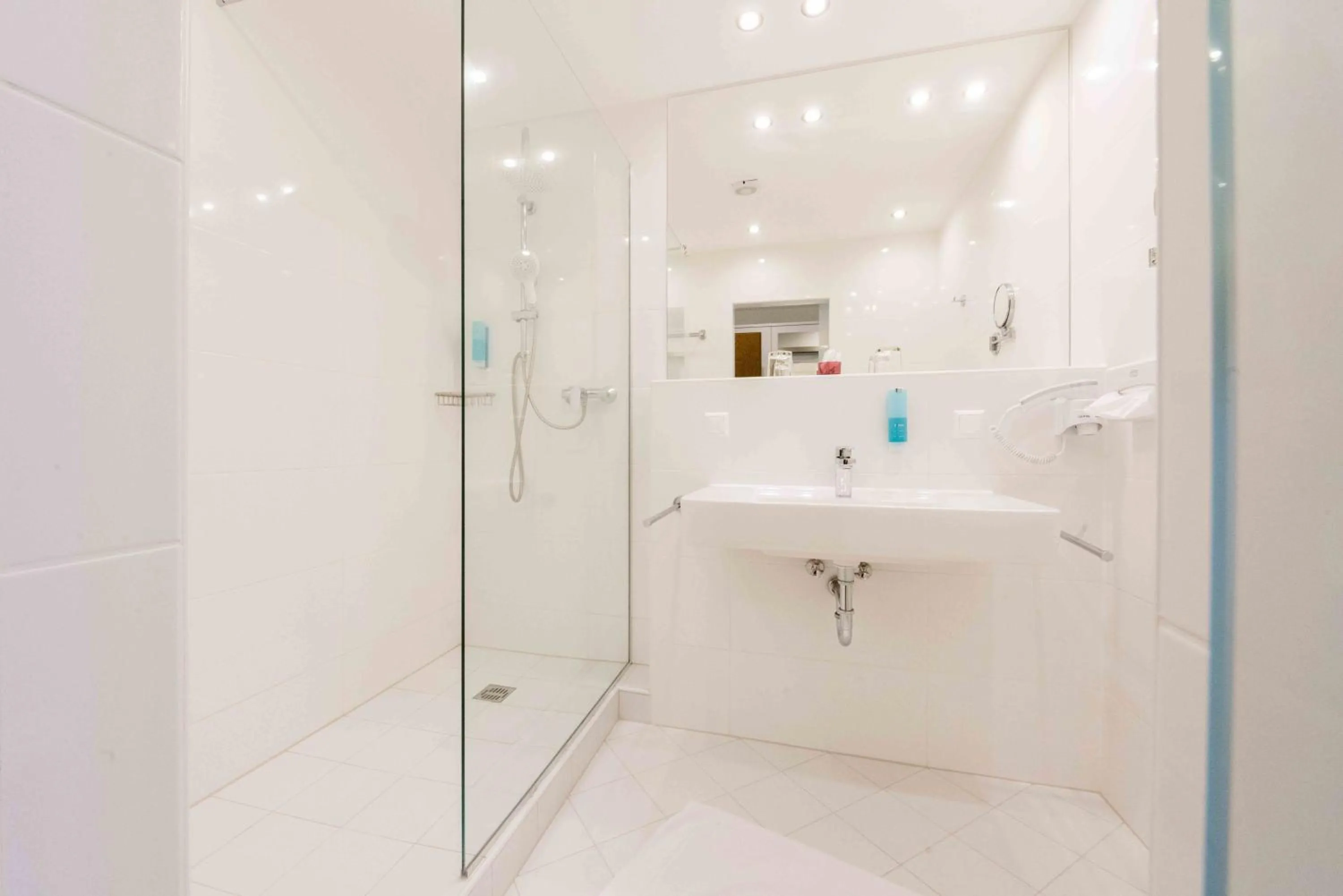 Shower in Hotel Bellevue